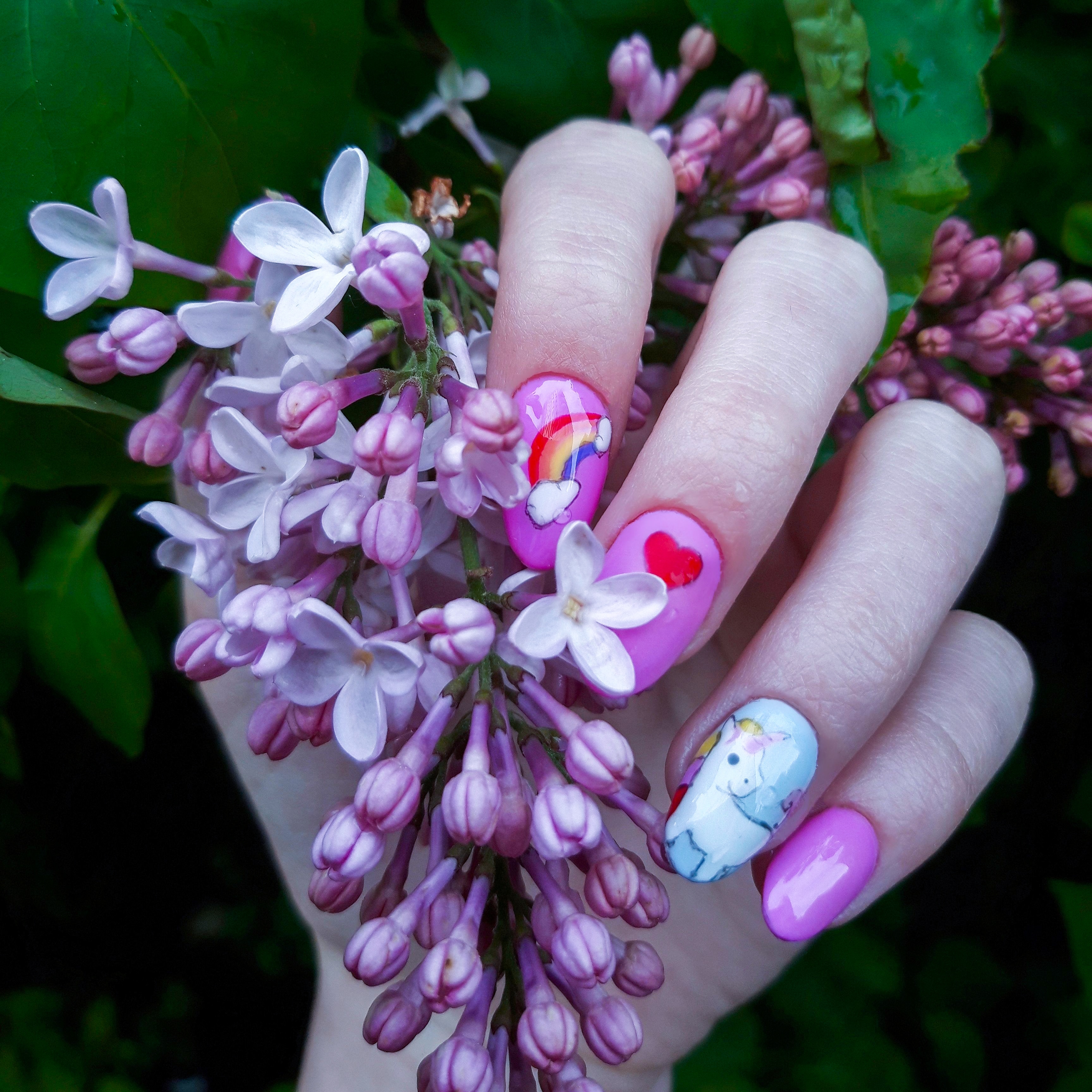 Маникюр с единорогом в лиловом цвете на короткие ногти.