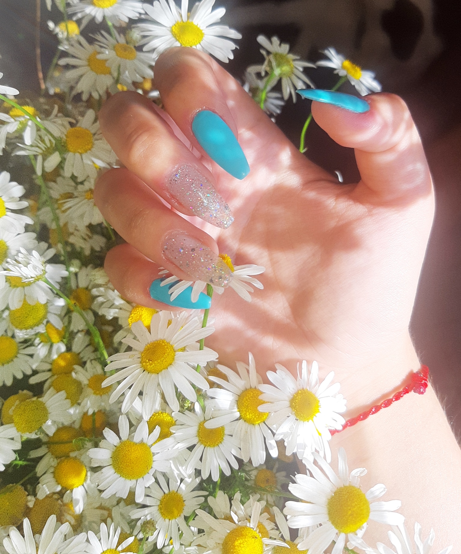 Маникюр с блестками в голубом цвете на длинные ногти.