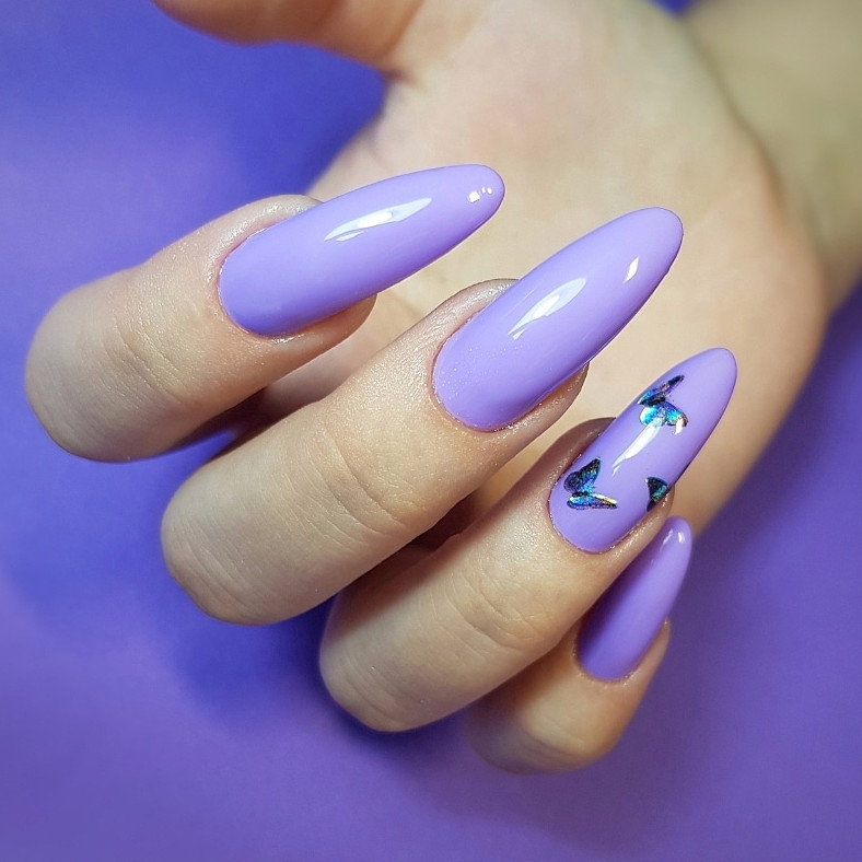 Фиолетовый маникюр с бабочками