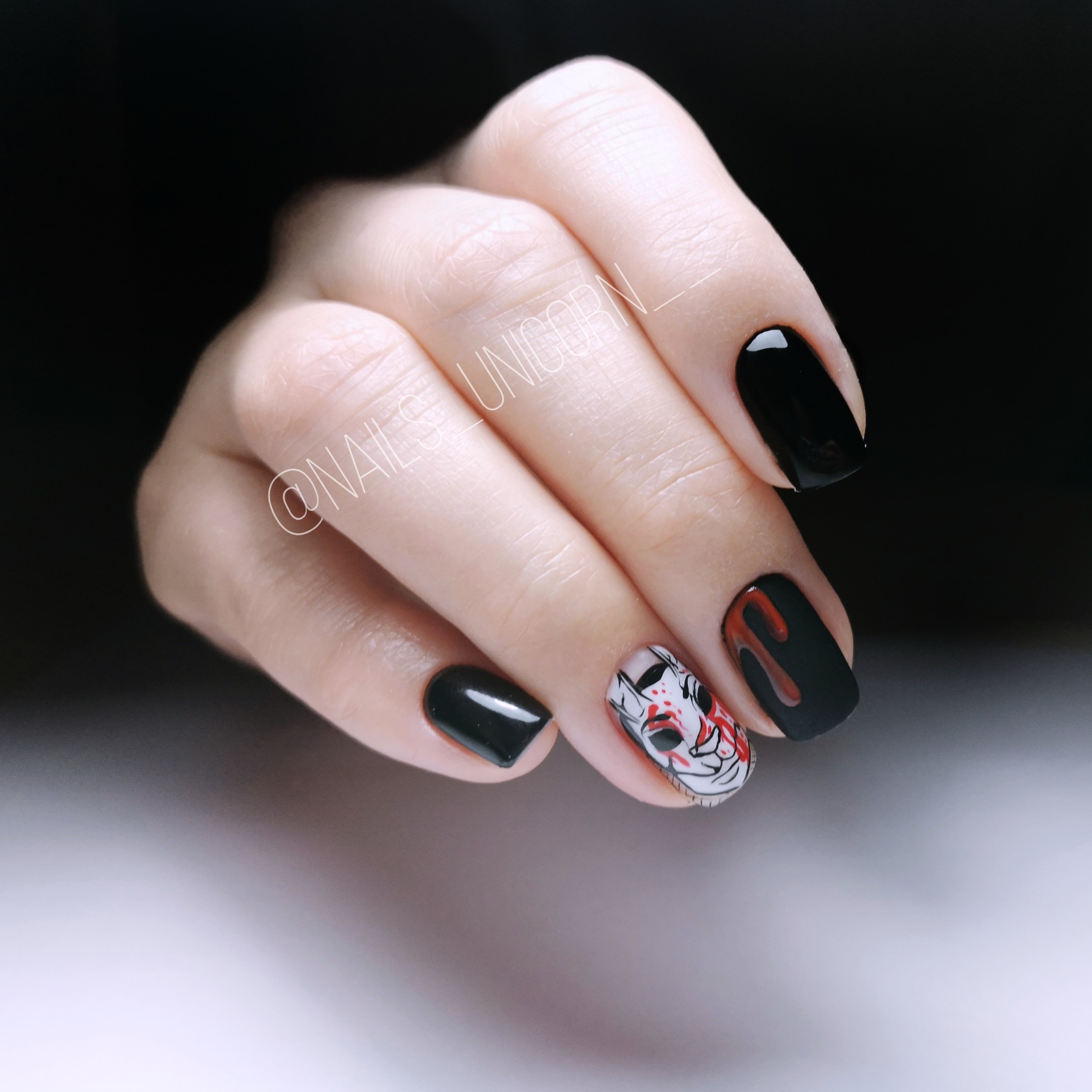 Маникюр в чёрном цвете с рисунком в стиле "хэллоуин".