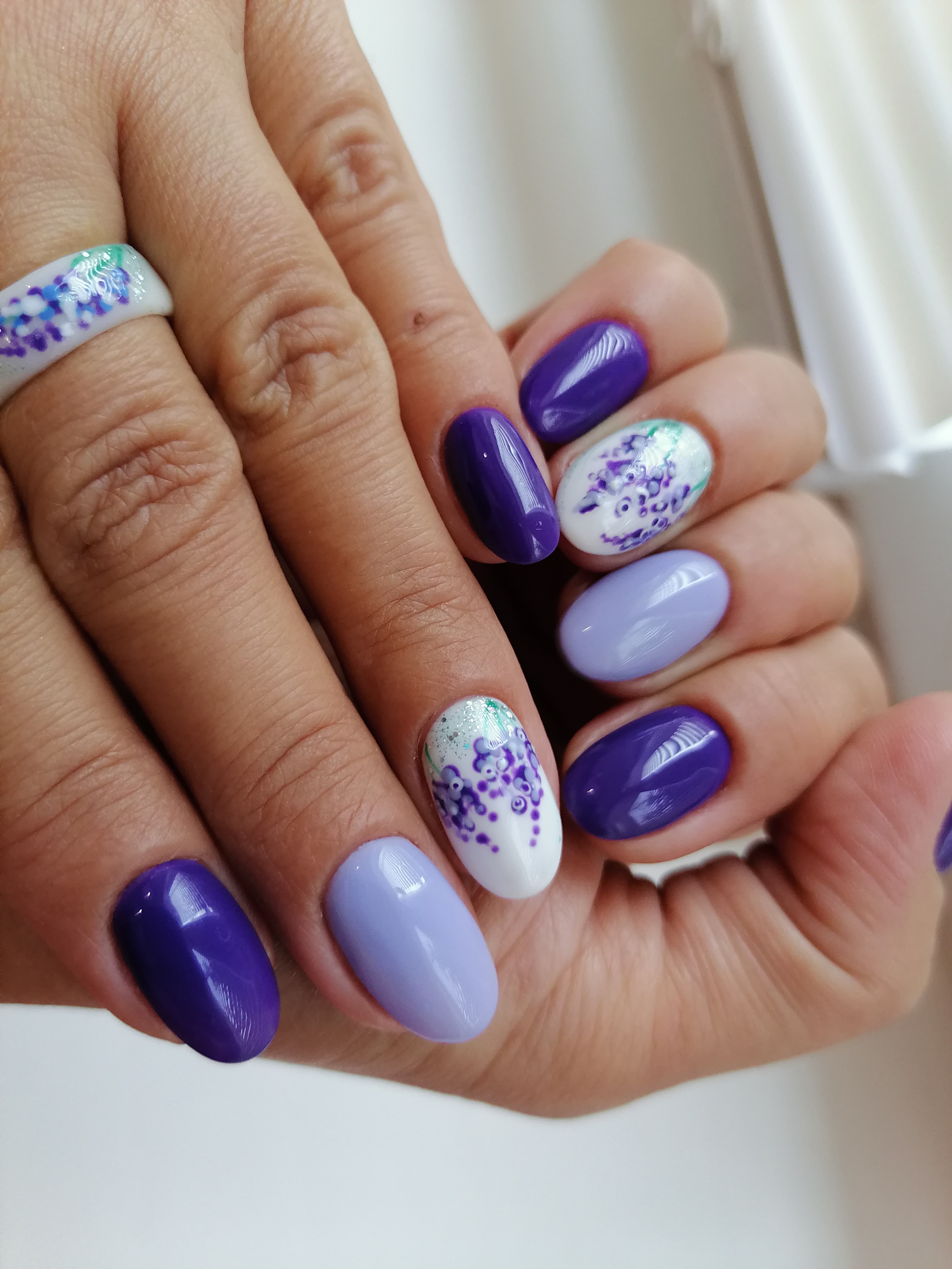 Маникюр с цветочным рисунком в фиолетовом цвете на короткие ногти.