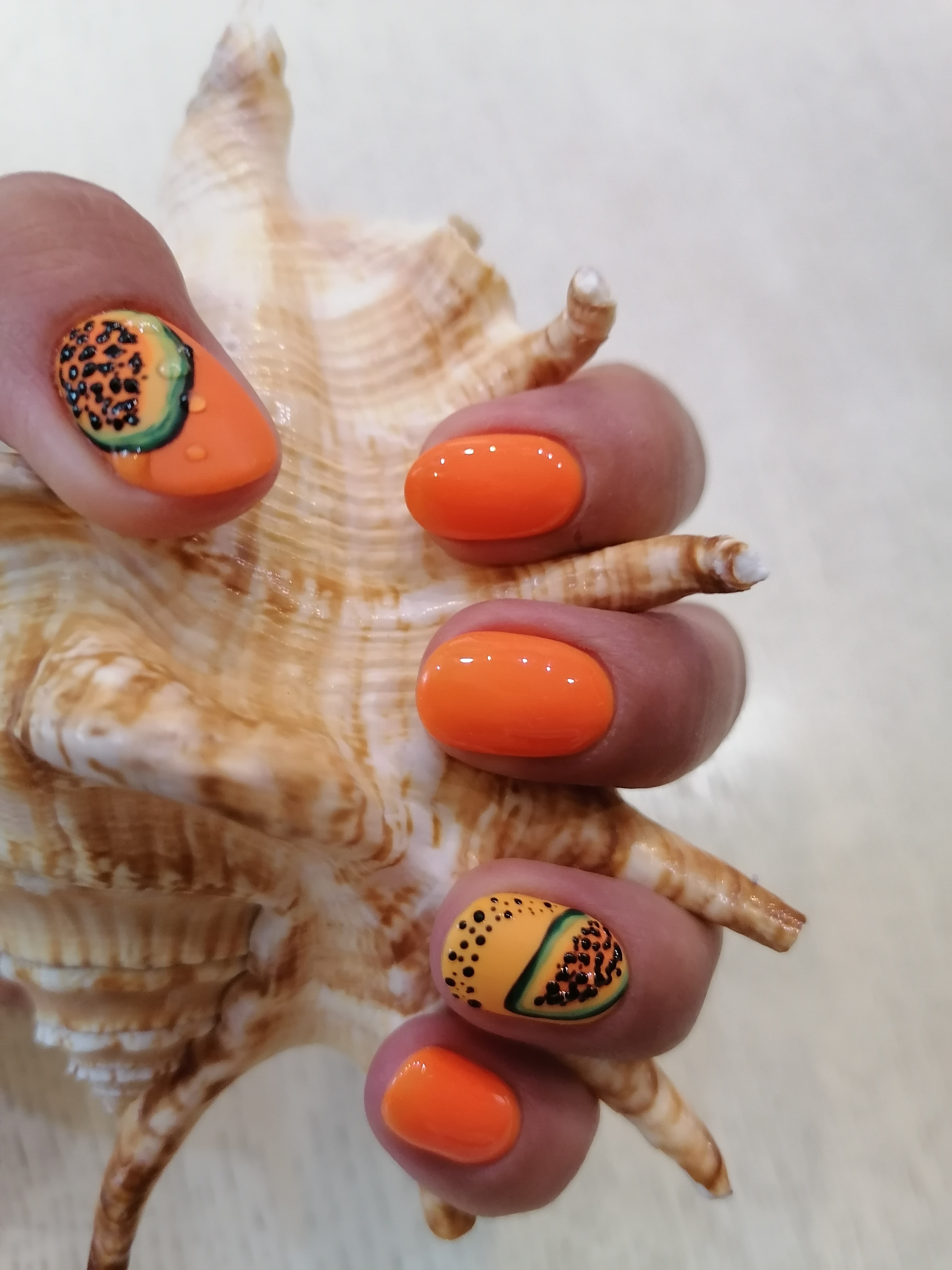Марикюр с фруктовым рисунком в оранжевом цвете на короткие ногти.