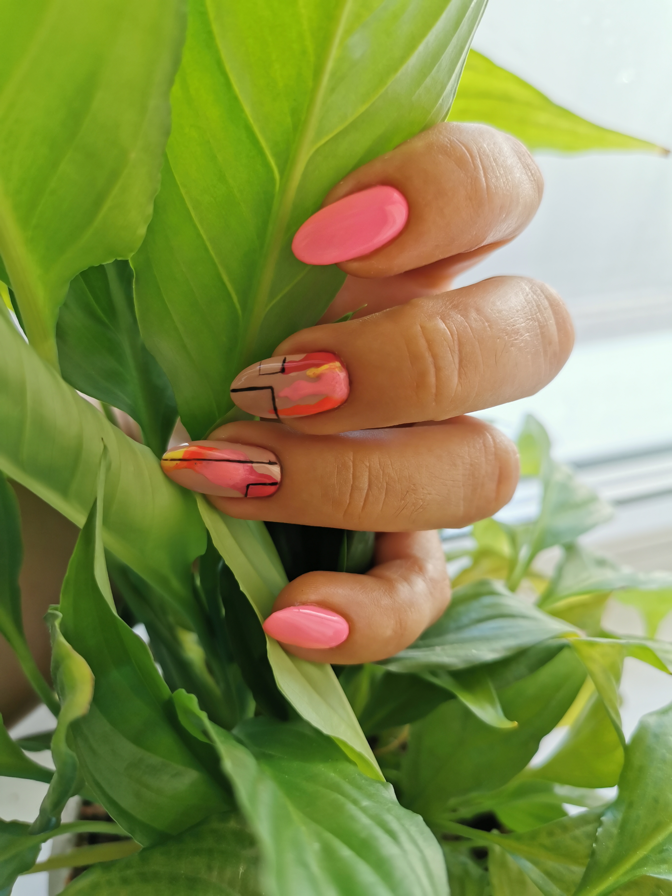Геометрический маникюр в розовом цвете на длинные ногти.