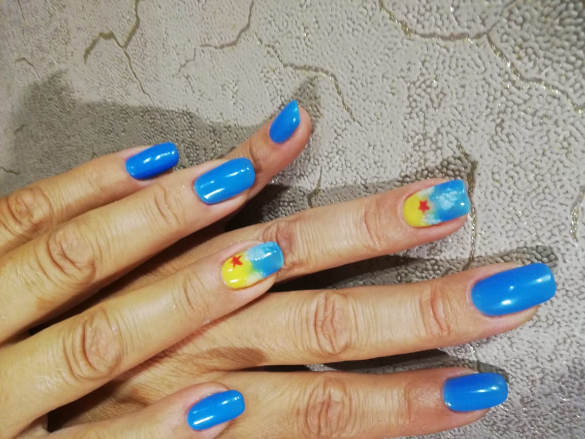 Маникюр с рисунком в голубом цвете на короткие ногти.