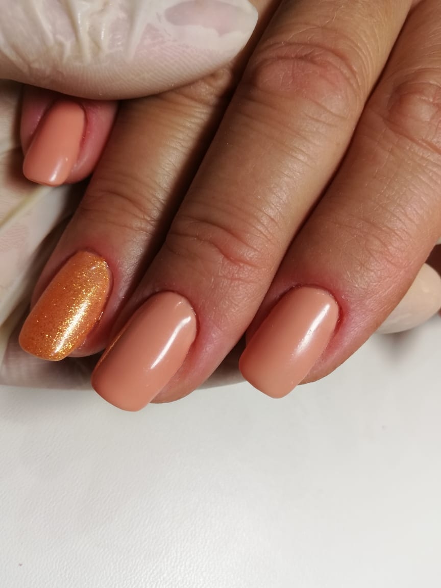 Маникюр с блестками в персиковом цвете на короткие ногти.