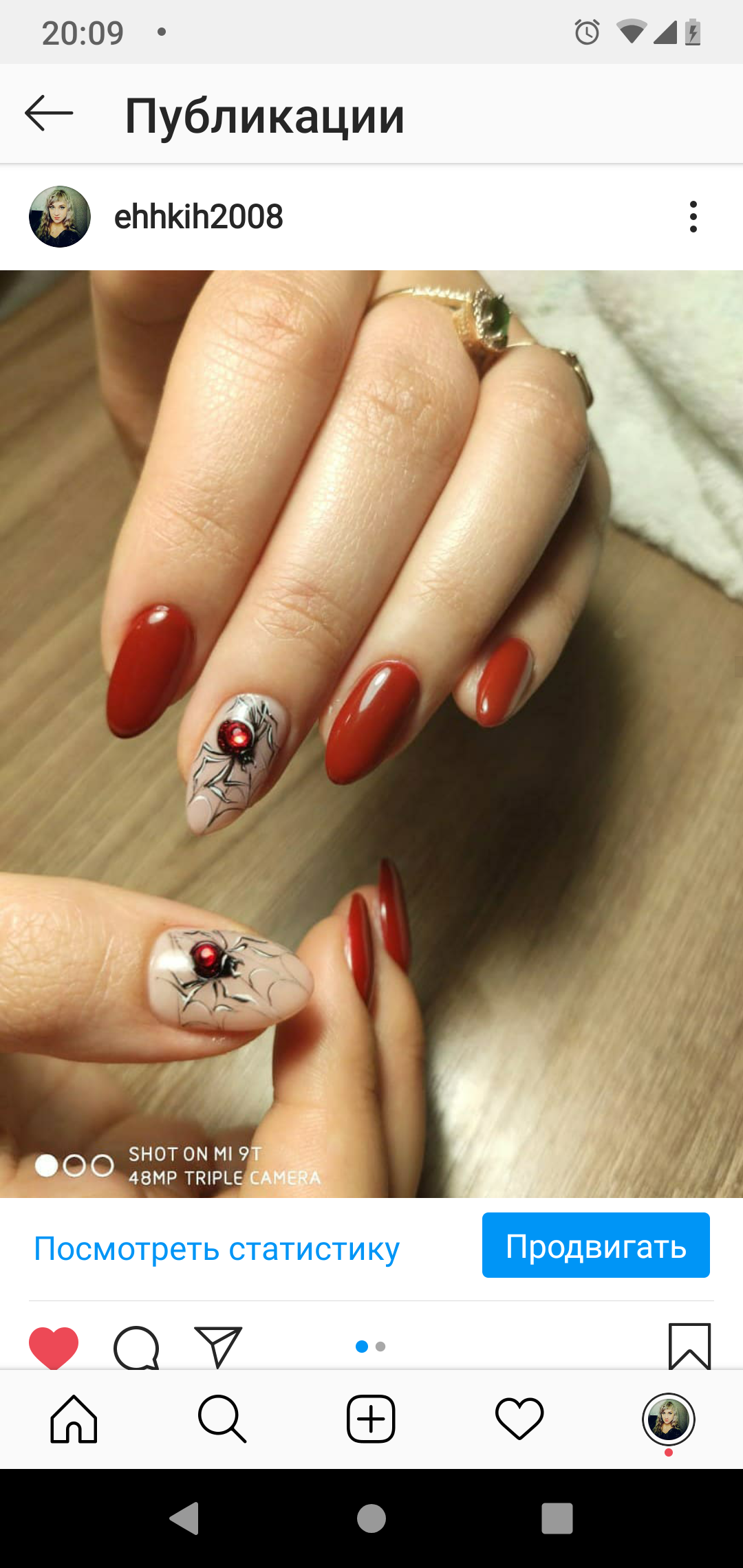 Маникюр с пауками в бордовом цвете на короткие ногти.