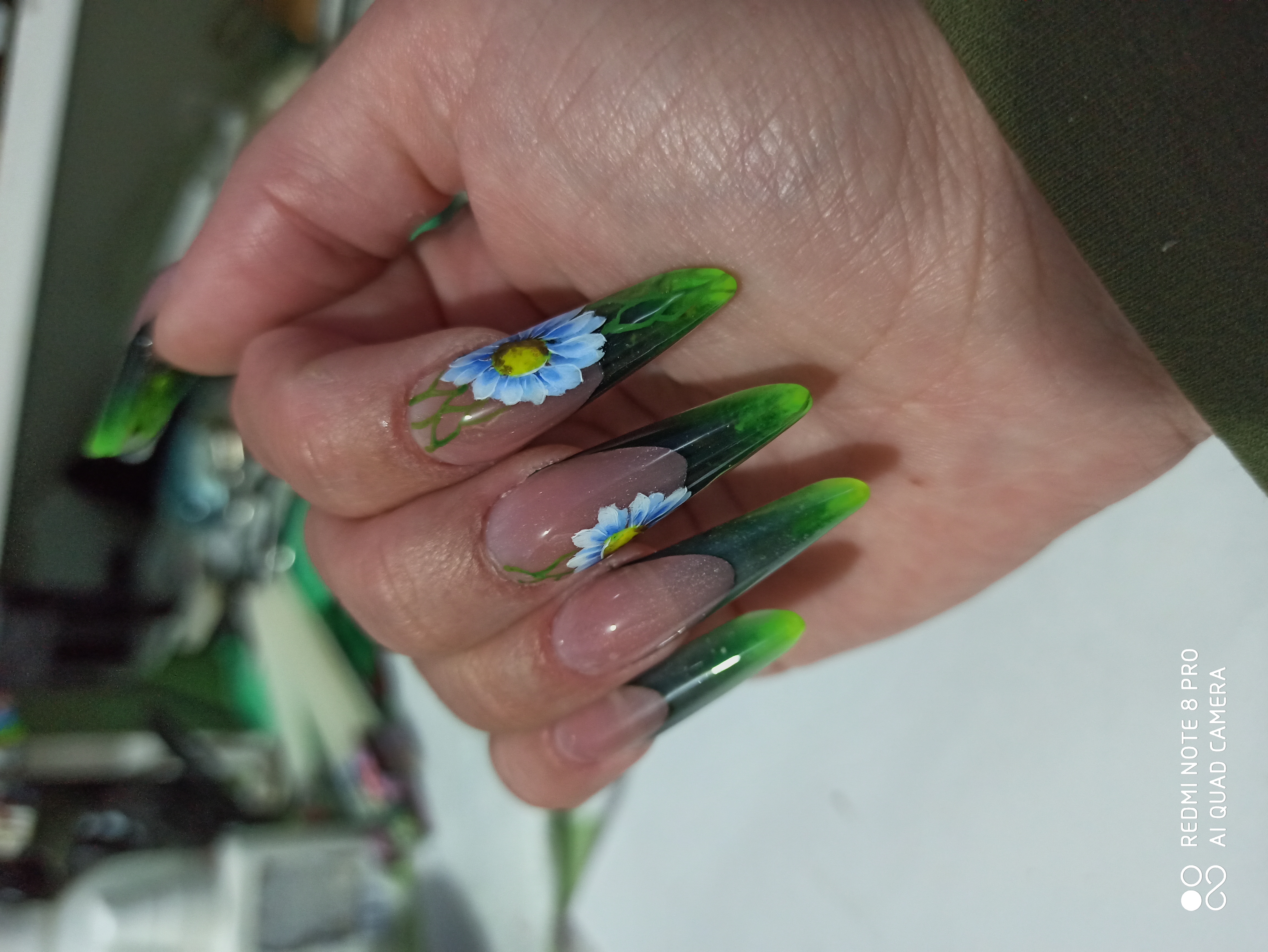 Выкладной френч с цветочным рисунком в зеленом цвете на длинные ногти.