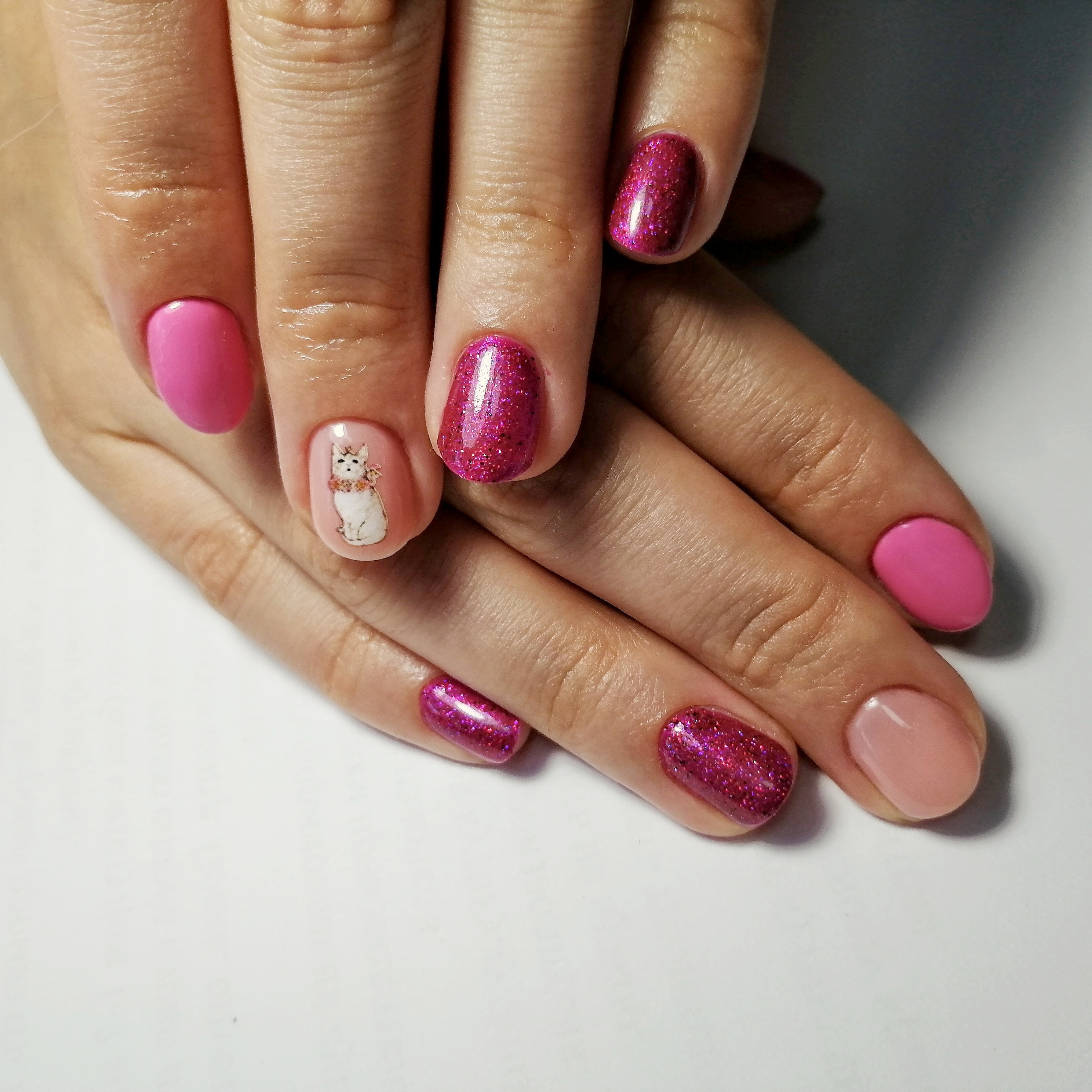 Маникюр с кошкой и блестками в розовом цвете на короткие ногти.