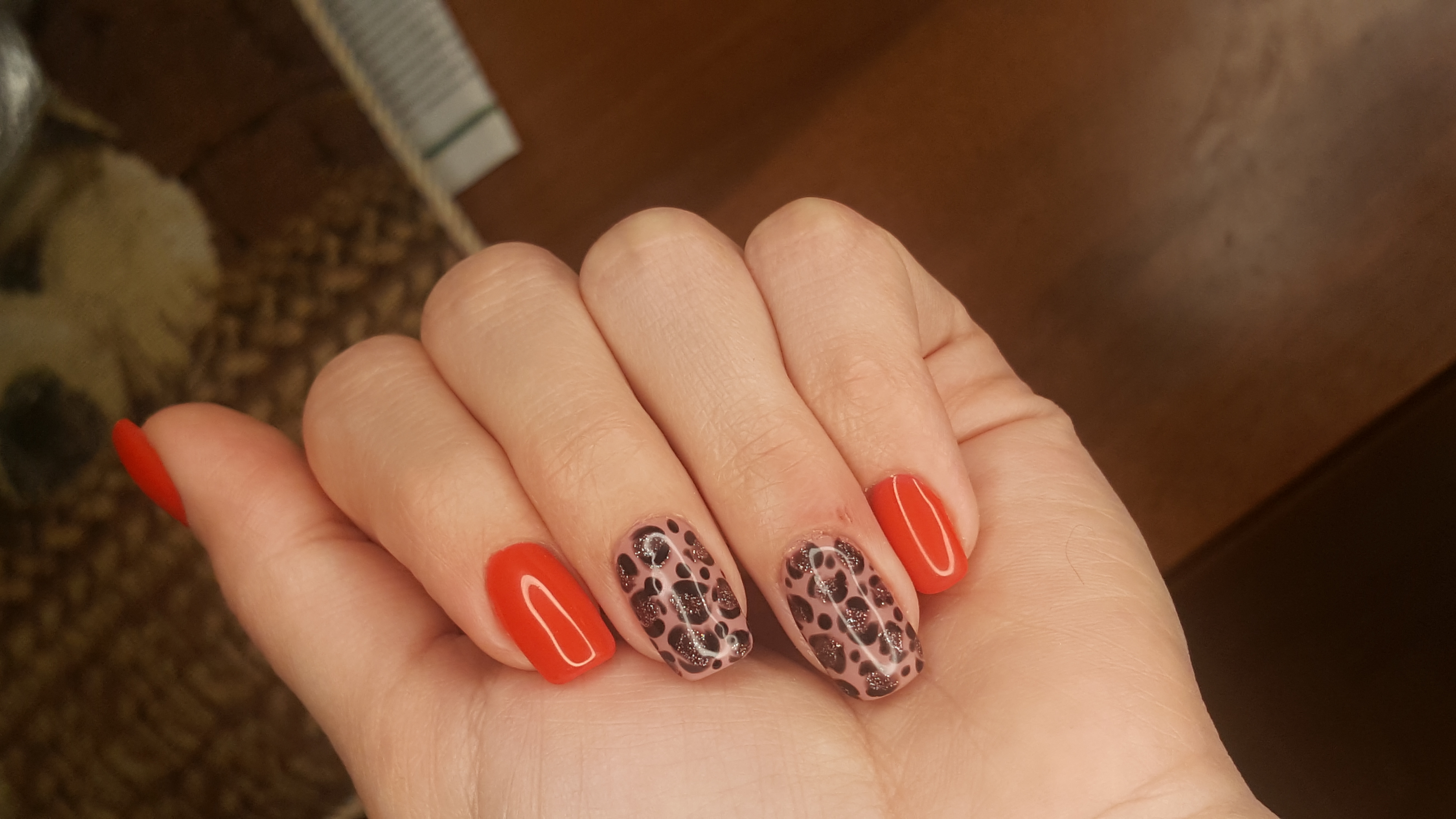 Маникюр с леопардовым принтом в красном цвете на короткие ногти.