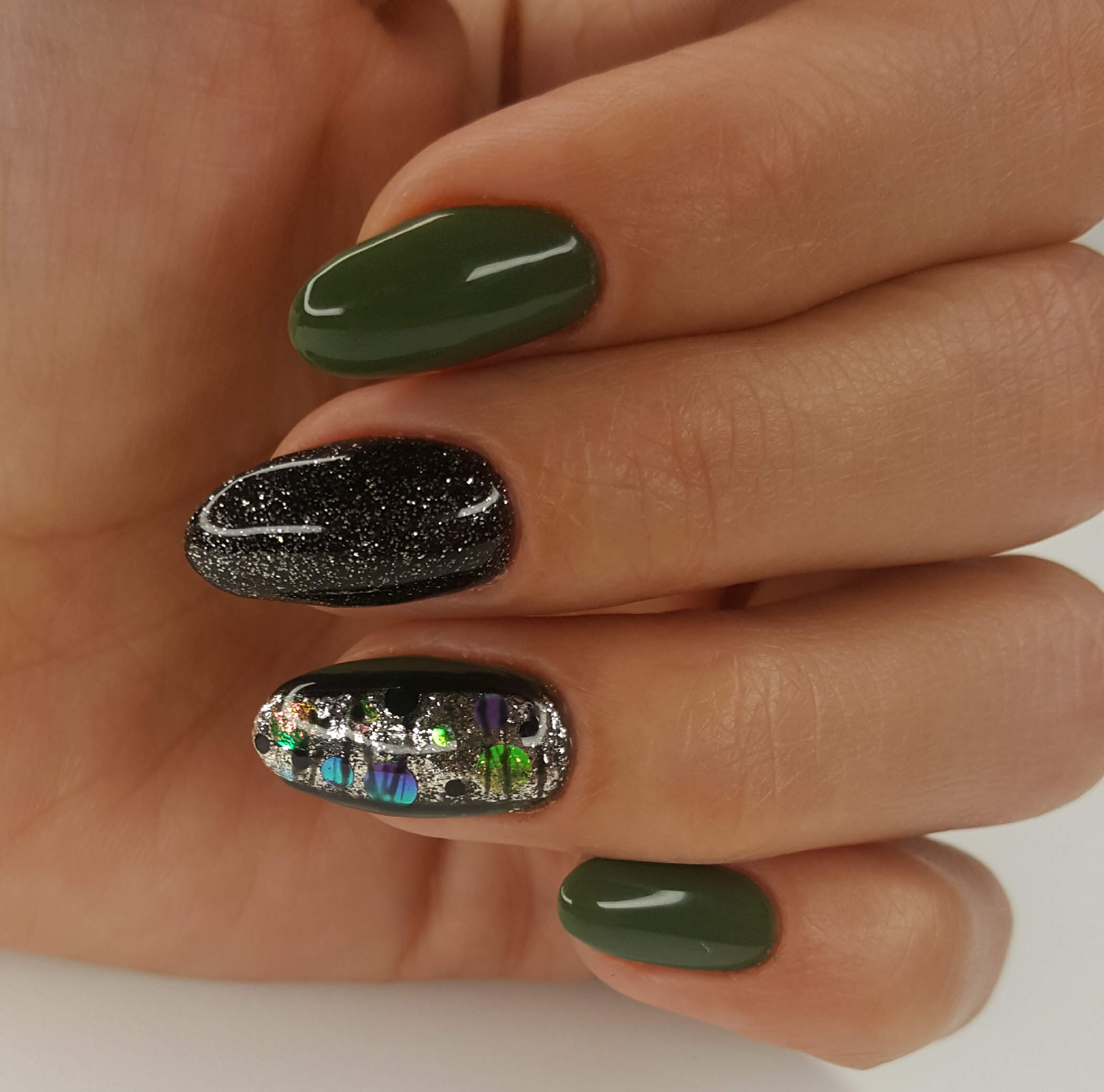Маникюр с блестками и камифубуки в темно-зеленом цвете на длинные ногти.