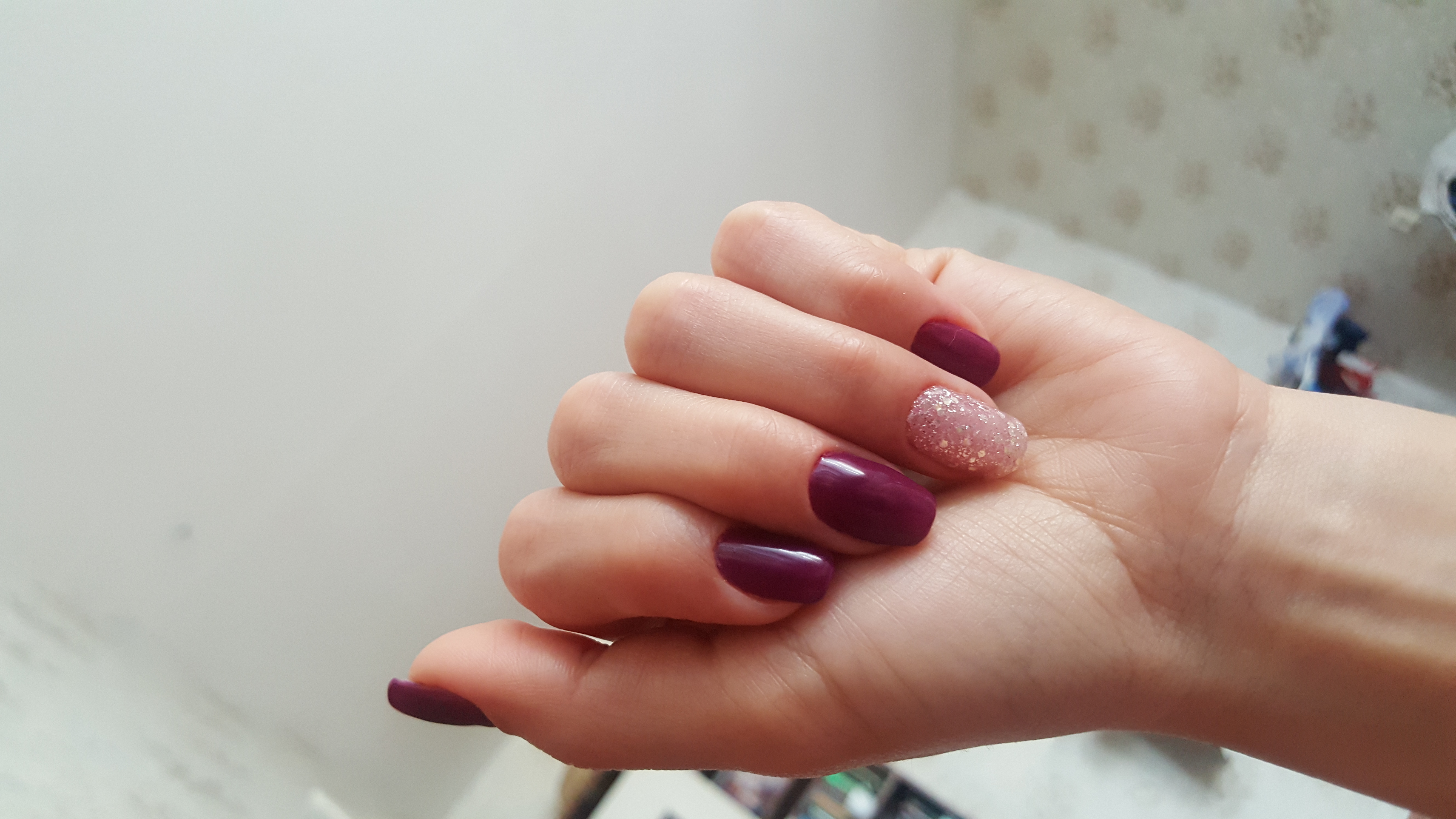 Маникюр с блестками в баклажановом цвете на короткие ногти.