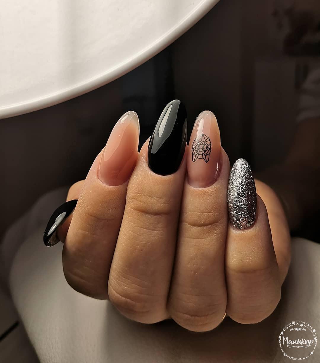 Маникюр со слайдерами и серебряными блестками в черном цвете на длинные ногти.