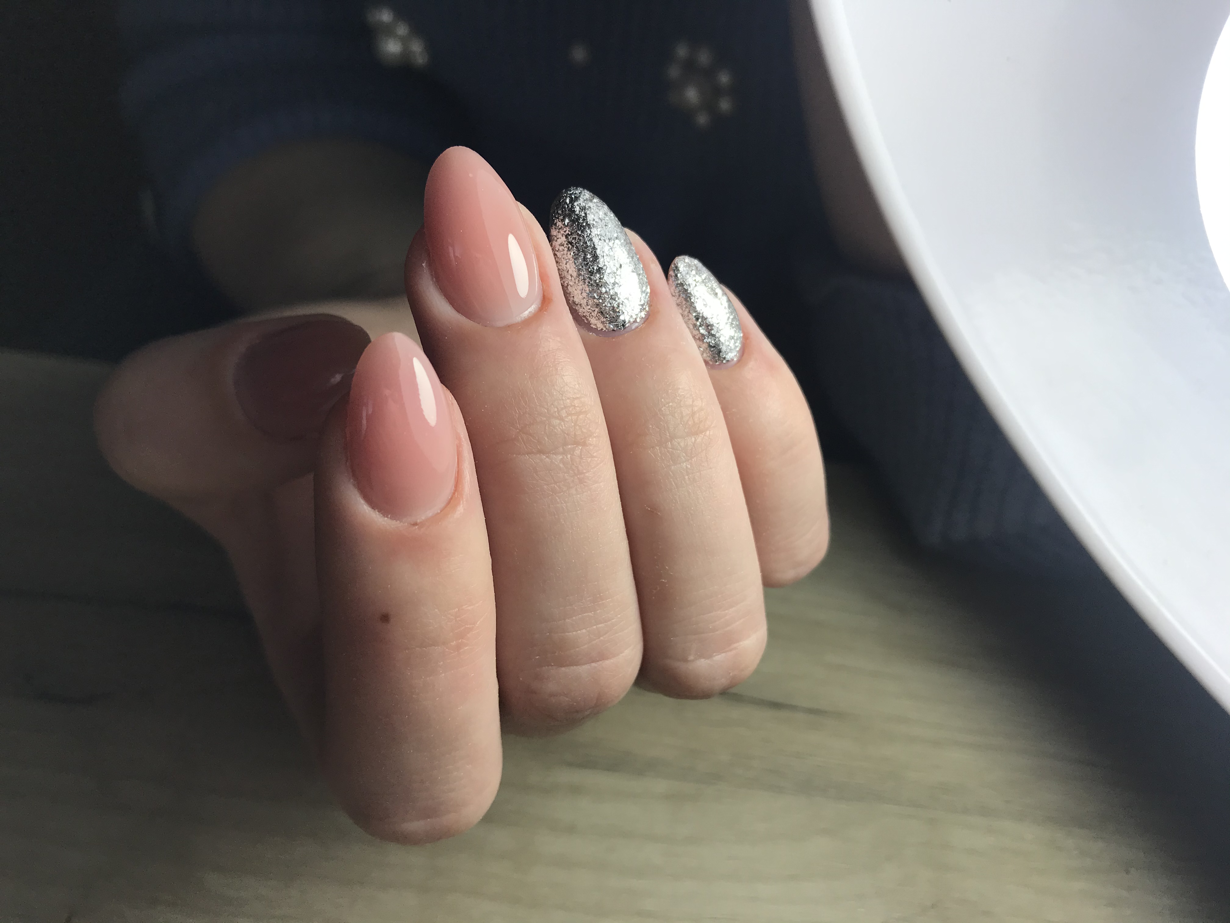 Нюдовый маникюр с серебряными блестками на короткие ногти.