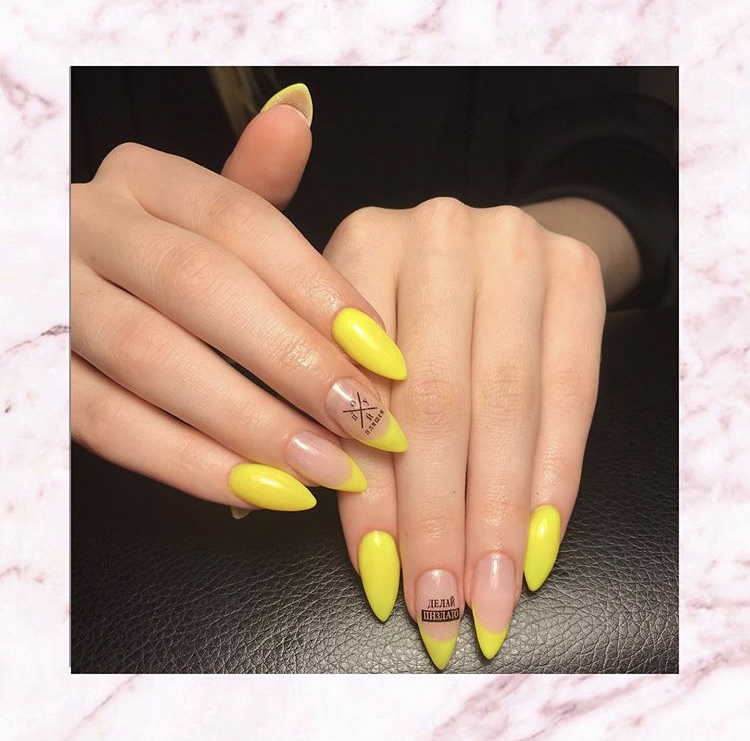 Маникюр с надписями и френч-дизайном в желтом цвете на длинные ногти.