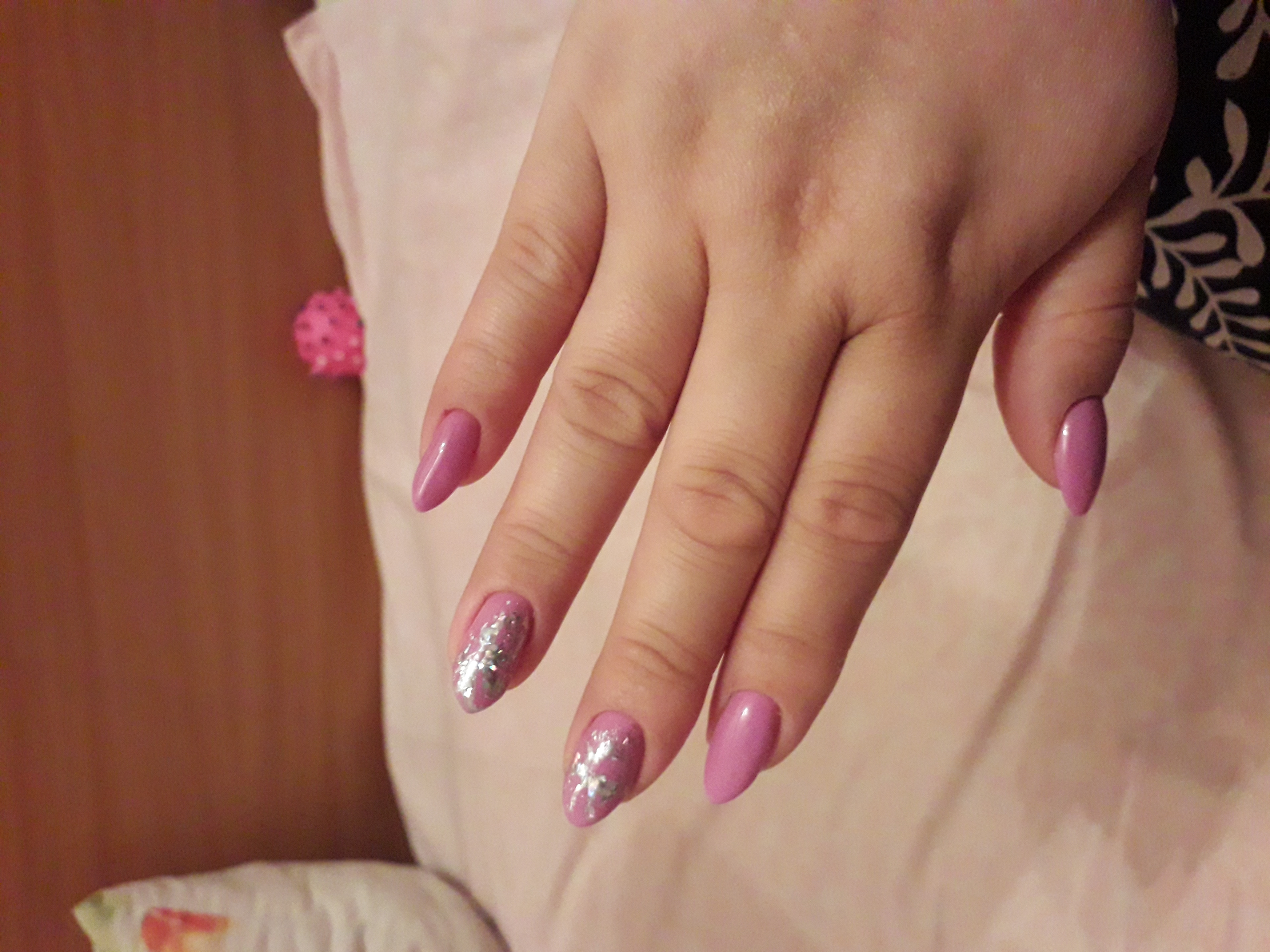 Маникюр с серебряной фольгой в розовом цвете на длинные ногти.