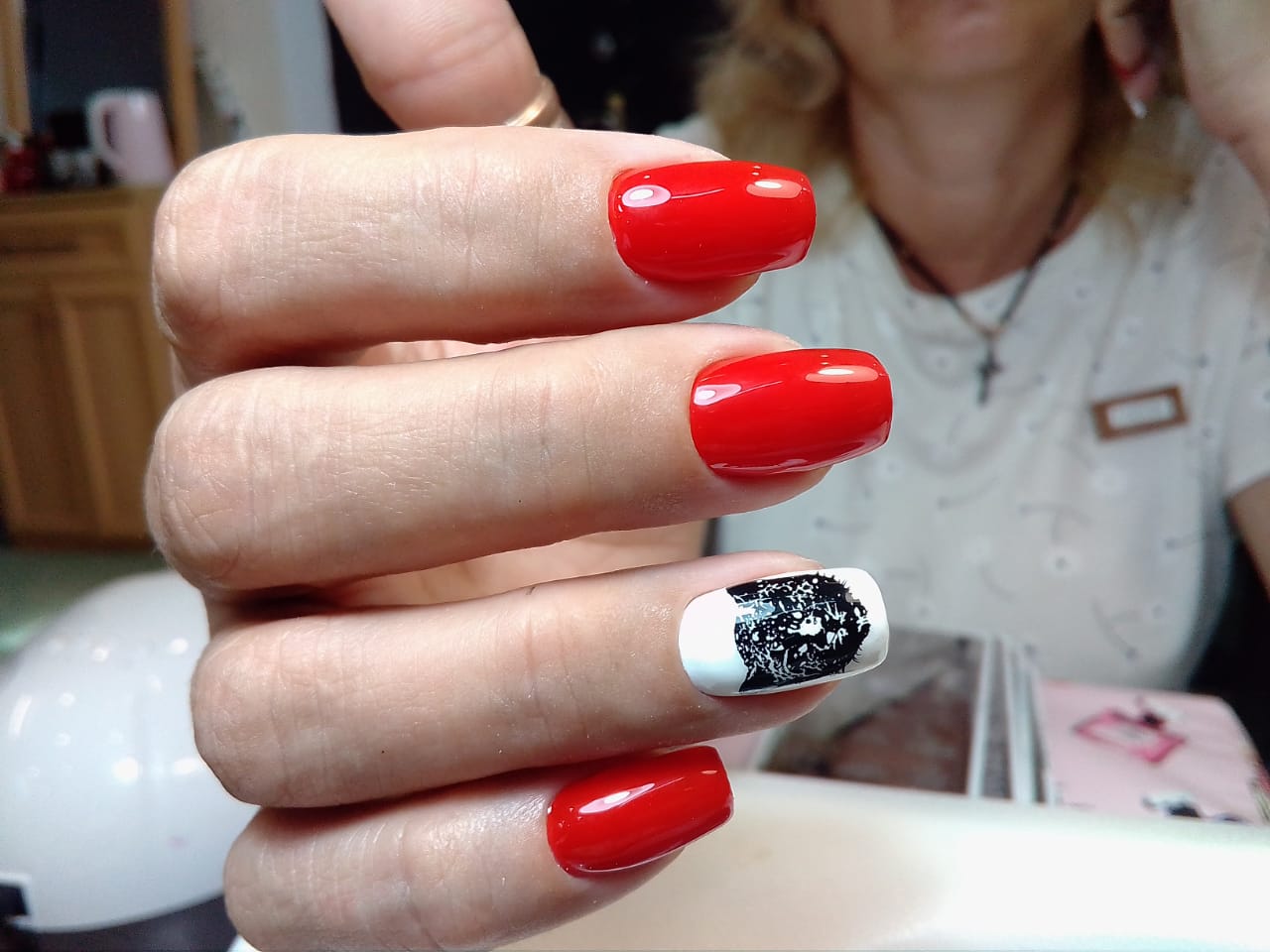 Маникюр со слайдером в красном цвете на короткие ногти.