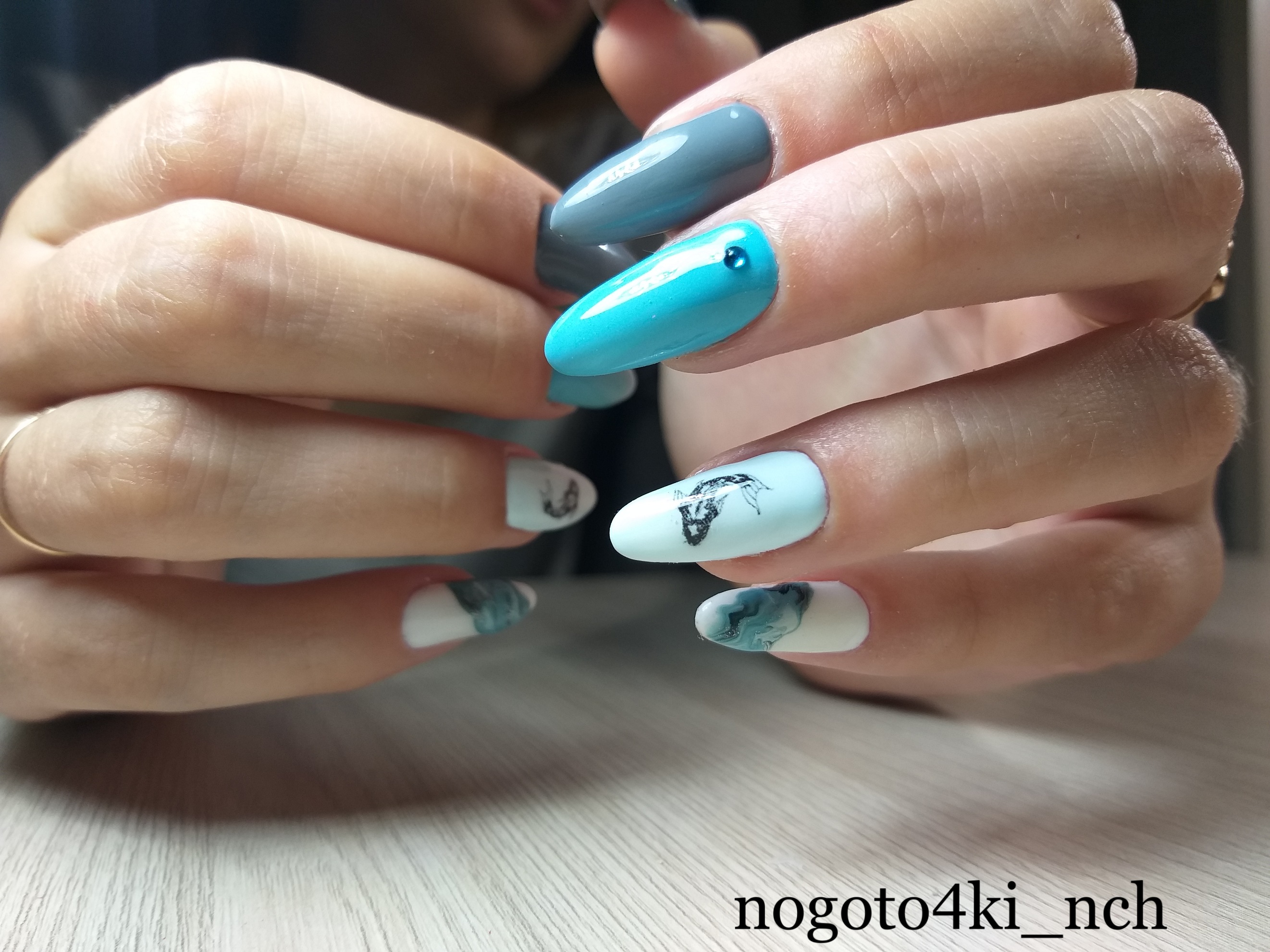 Маникюр с морским дизайном и слайдерами в голубом цвете на длинные ногти.