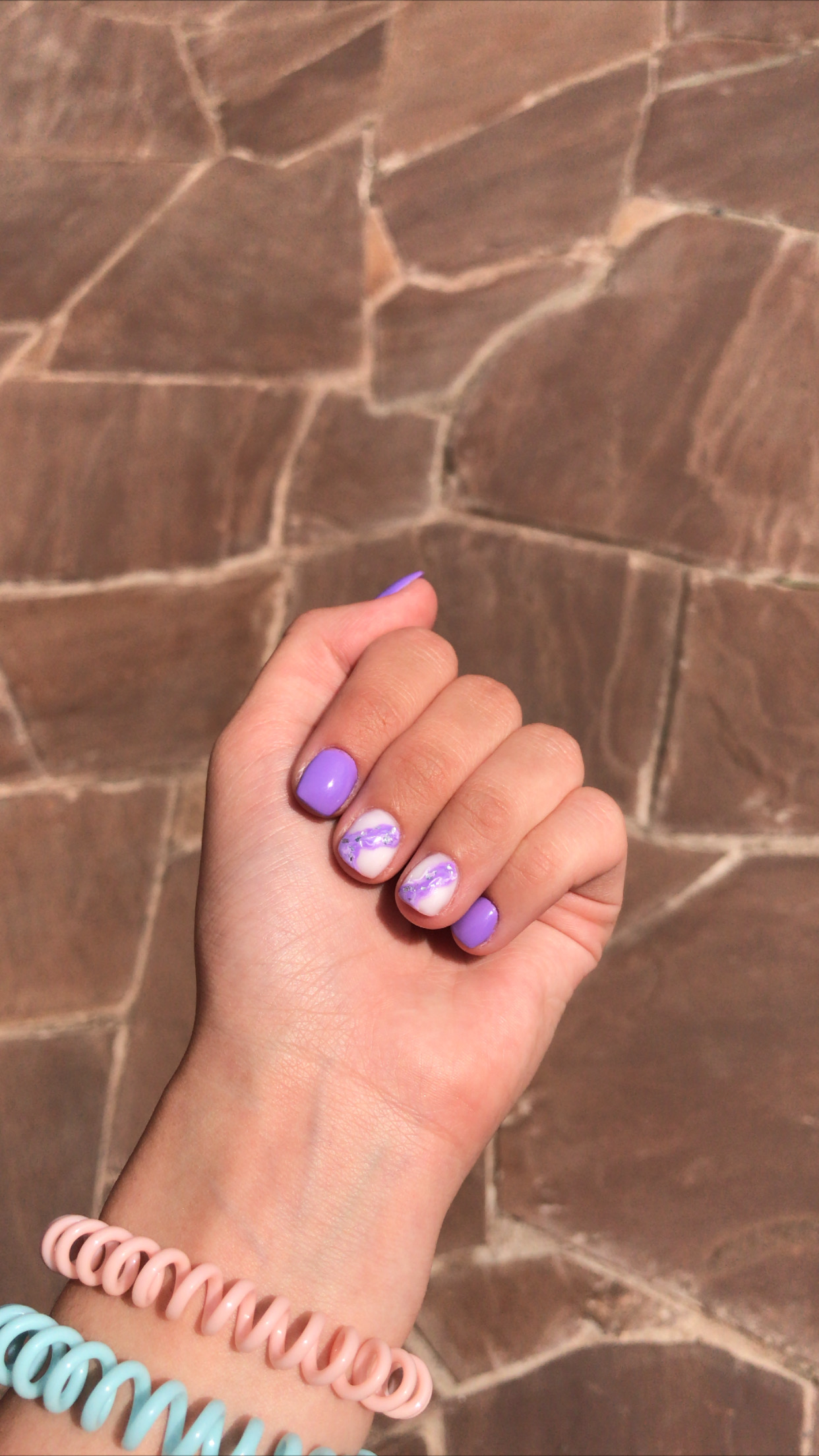 Маникюр с морским дизайном в фиолетовом цвете на короткие ногти.