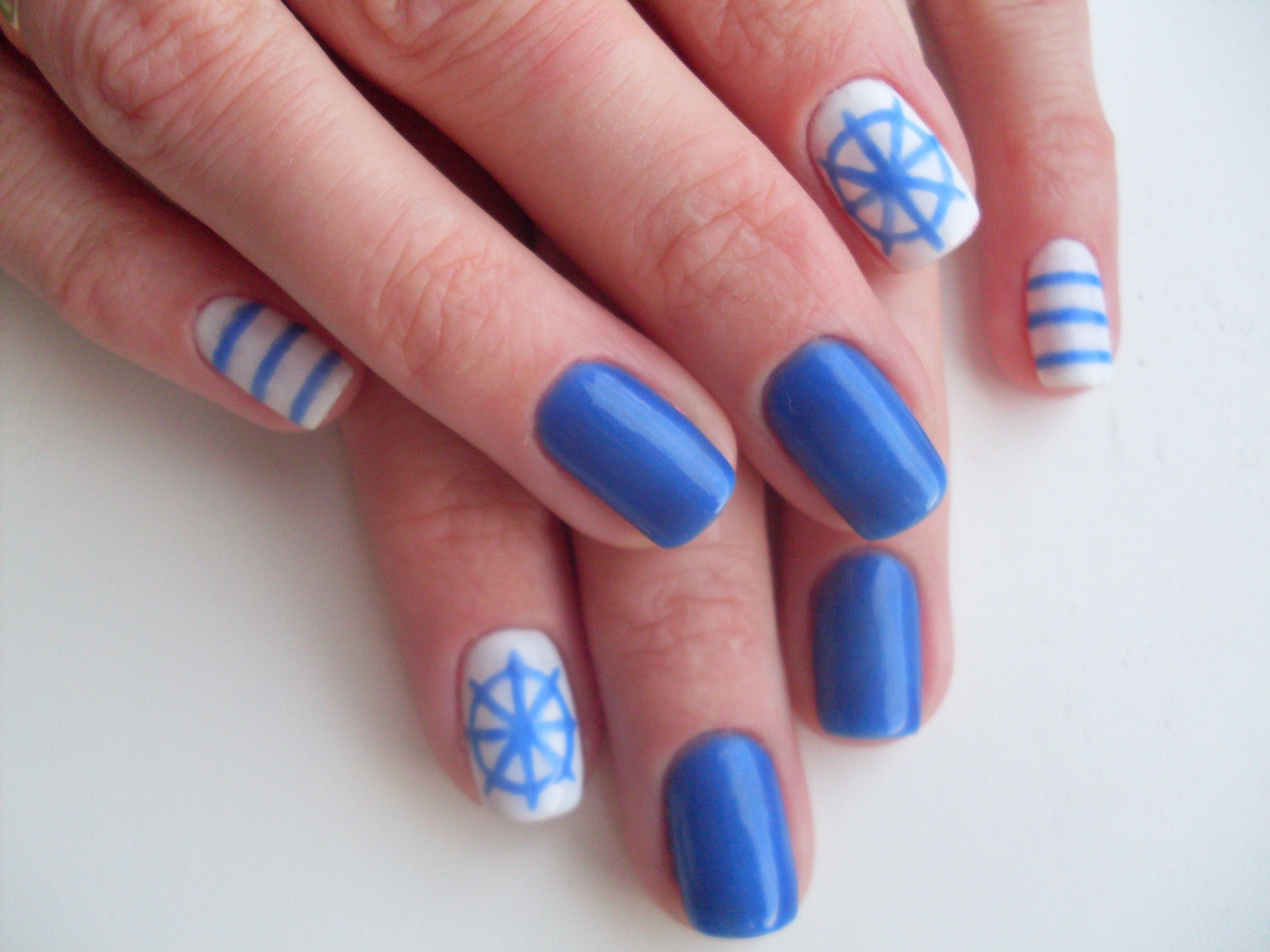 Маникюр с морским дизайном в синем цвете на короткие ногти.