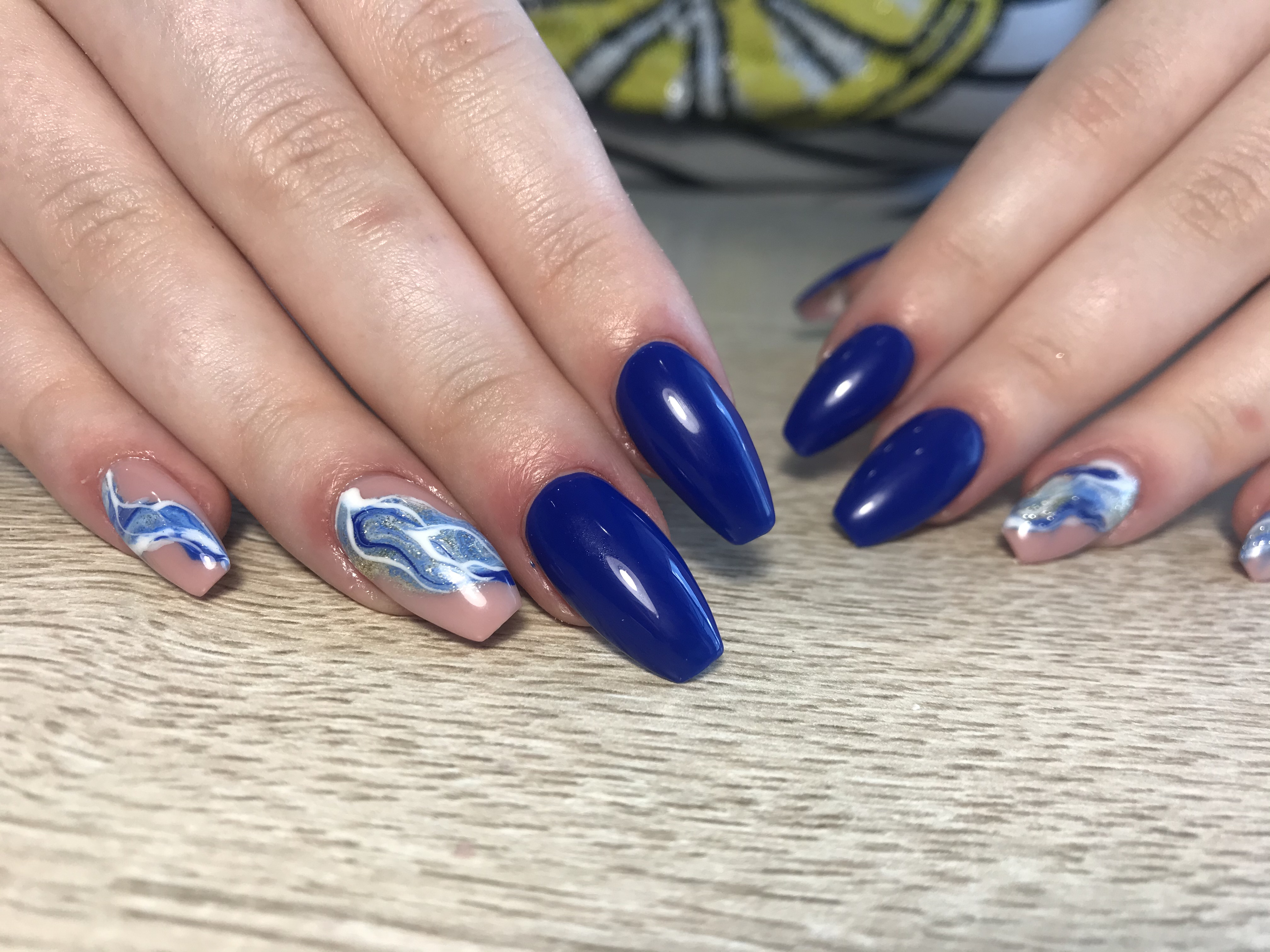 Маникюр с морским дизайном в синем цвете на длинные ногти.
