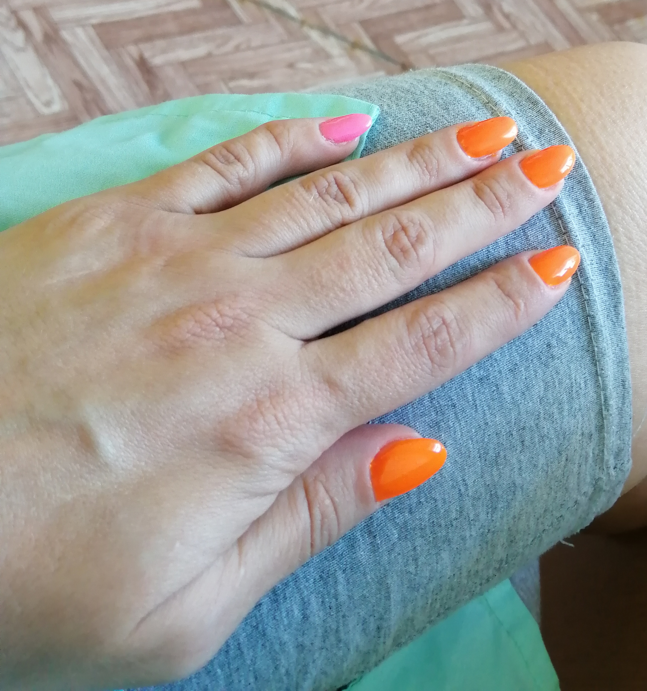 Маникюр в оранжевом цвете на короткие ногти.