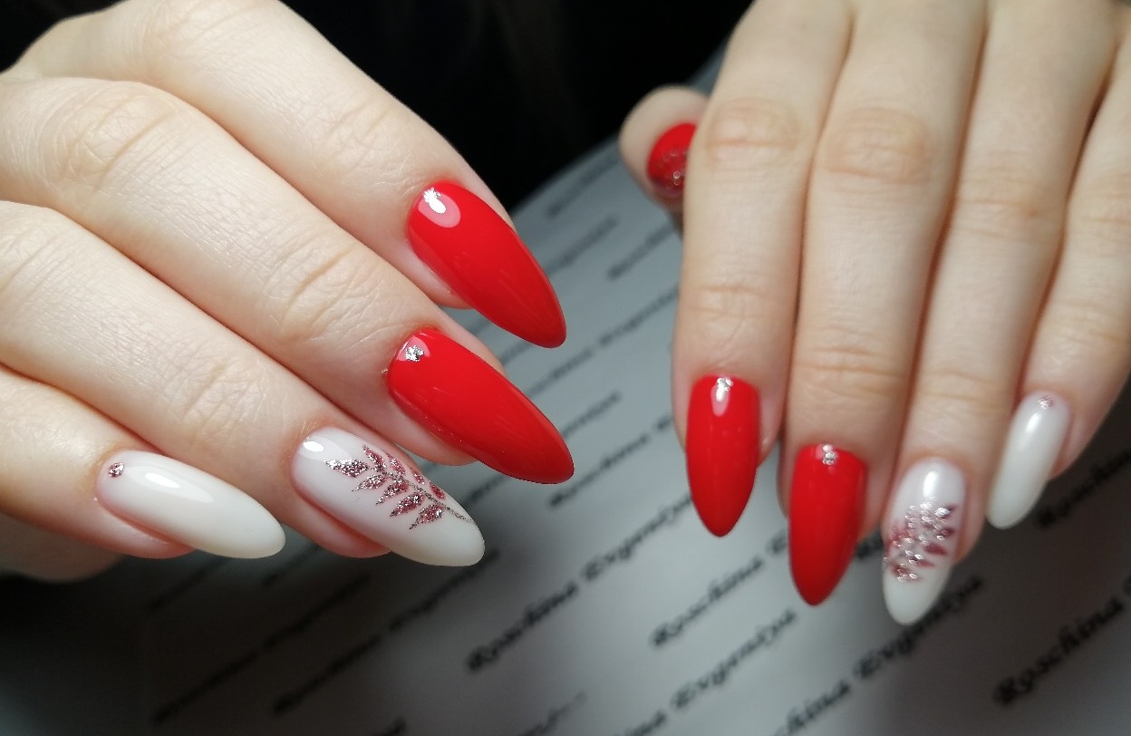 Маникюр с растительным рисунком и серебряными блестками в красном цвете на длинные ногти.