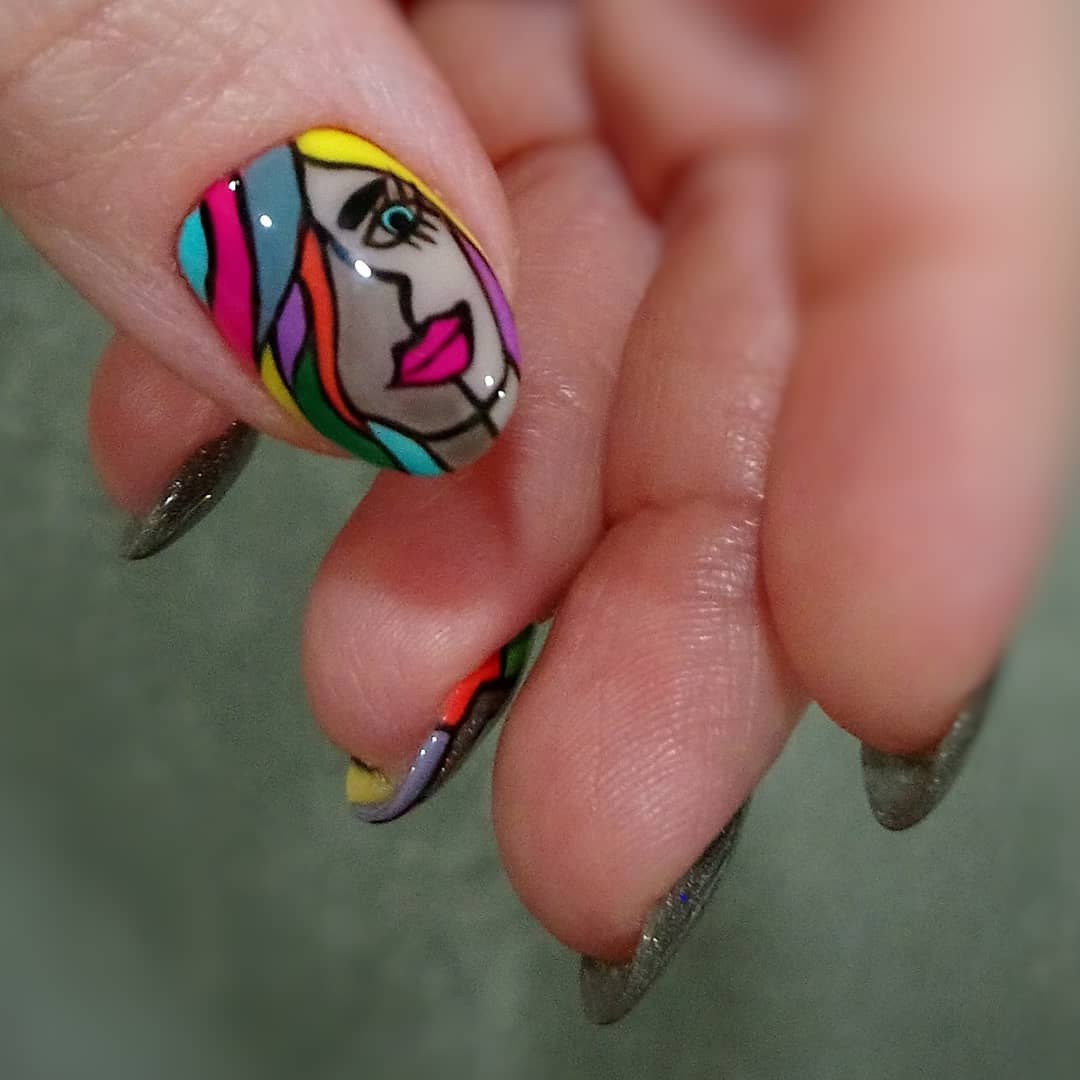 Цветной маникюр с рисунком на короткие ногти.