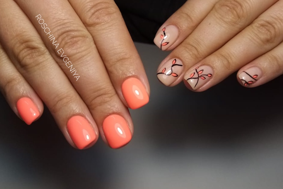 Контрастный маникюр с растительным рисунком в оранжевом цвете на короткие ногти.