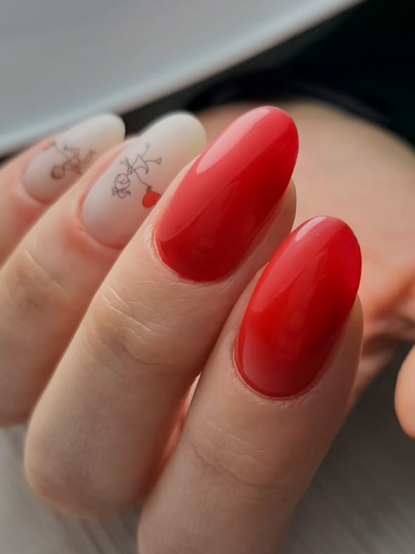 Маникюр с рисунком в красном цвете на длинные ногти.