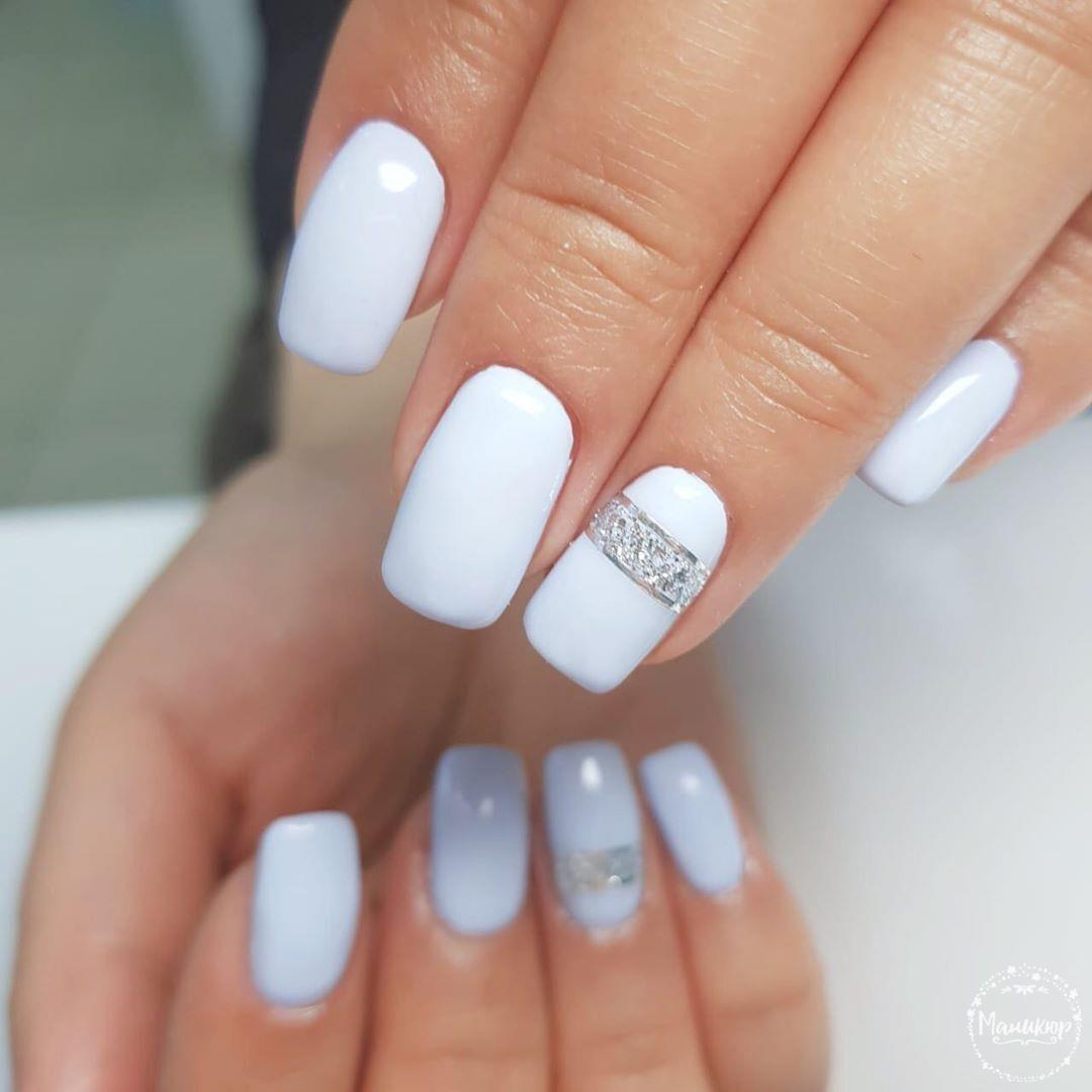Маникюр с серебряными блестками в белом цвете на короткие ногти.