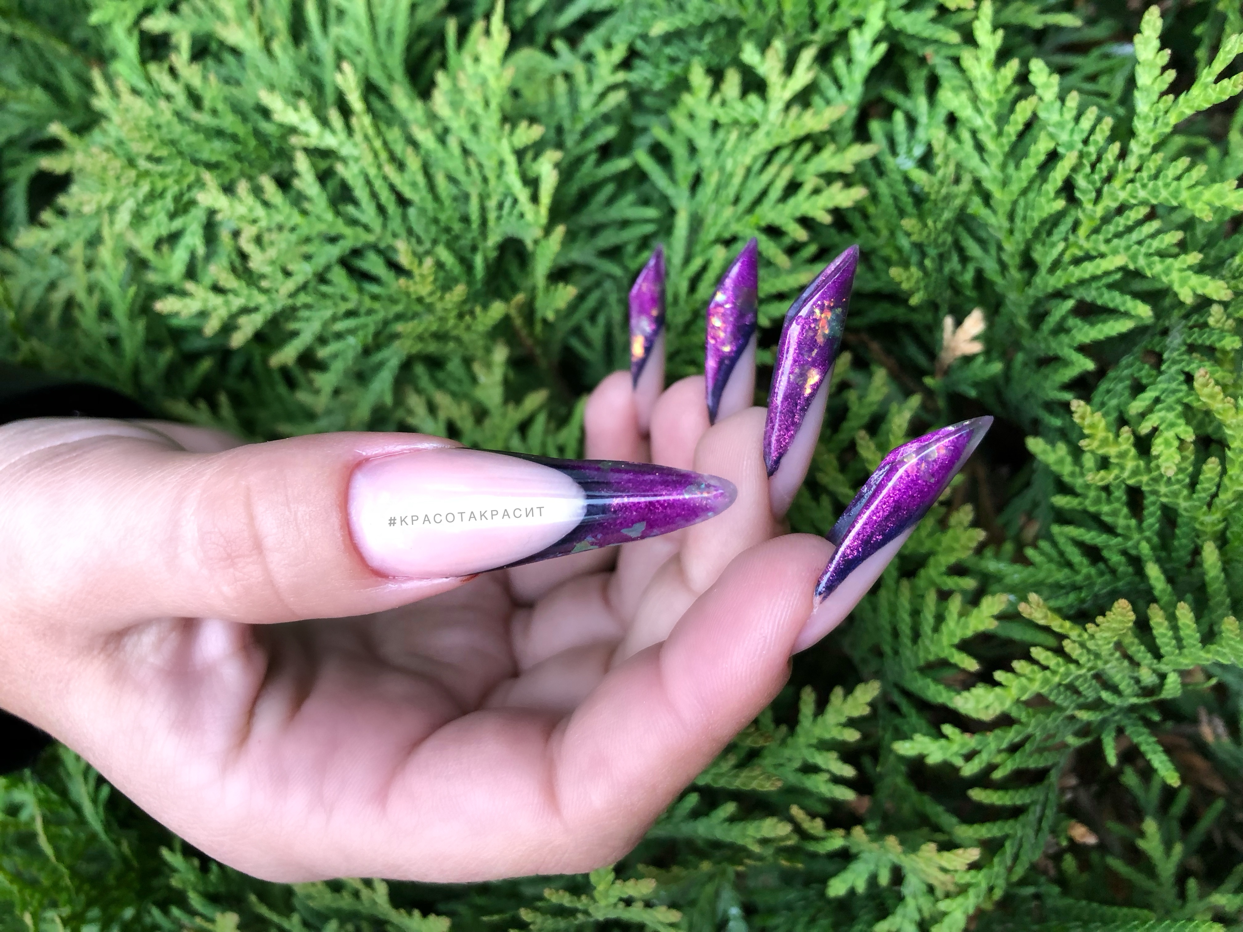 Выкладной френч в фиолетовом цвете на длинные ногти.