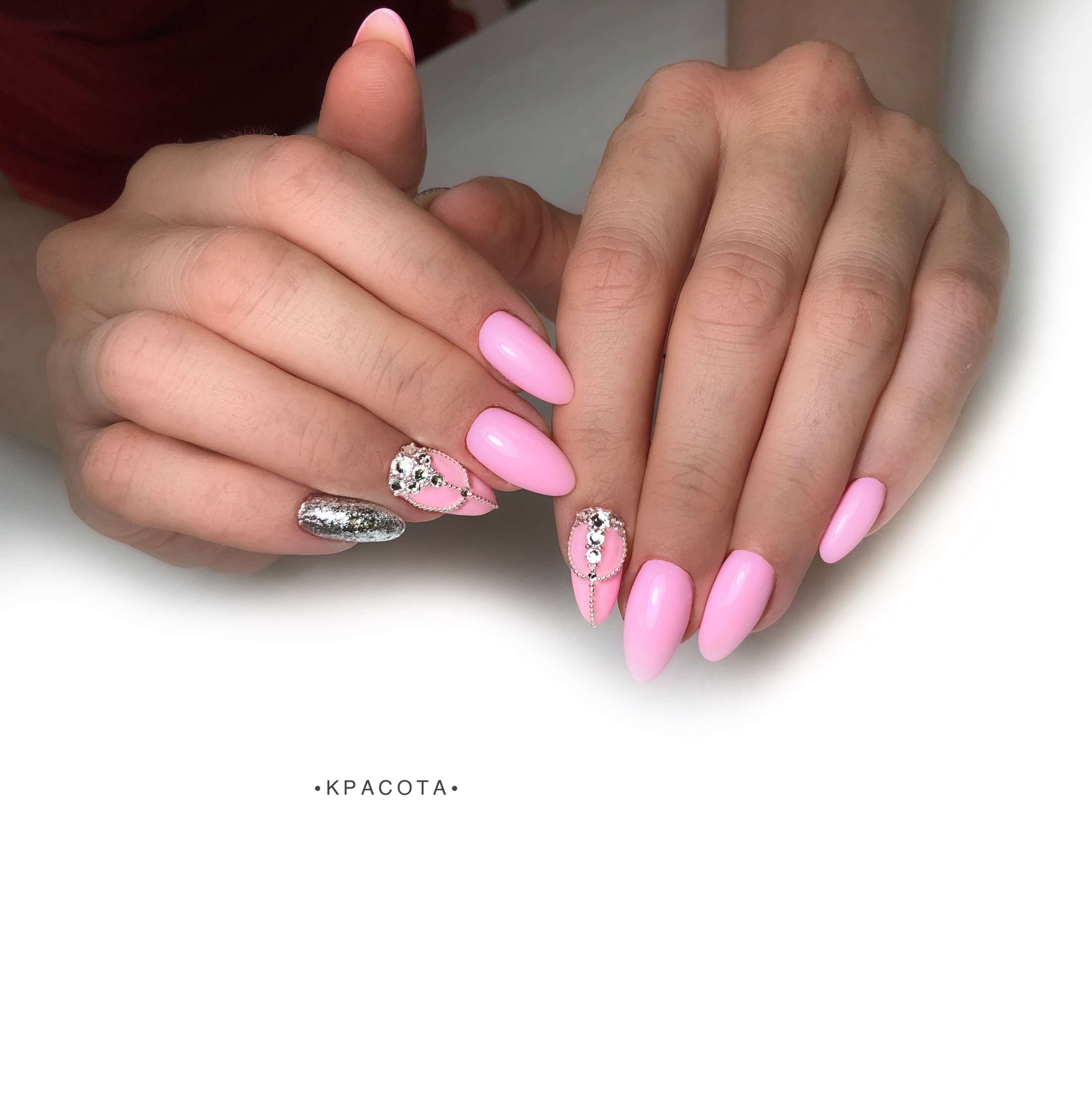 Маникюр с серебряными блестками и стразами в розовом цвете на длинные ногти.