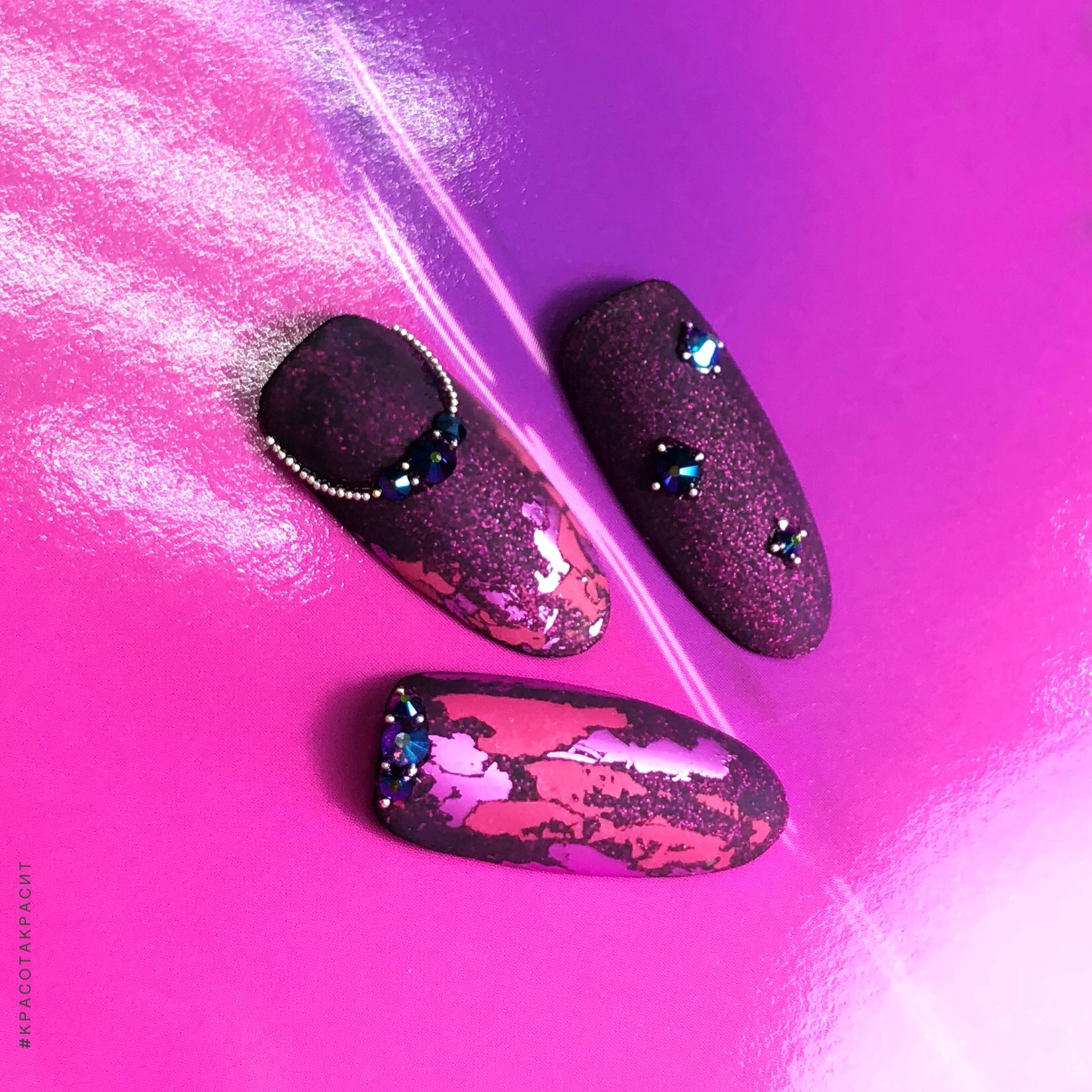 Матовый маникюр с блестками, стразами и фольгой в баклажановом цвете на длинные ногти.
