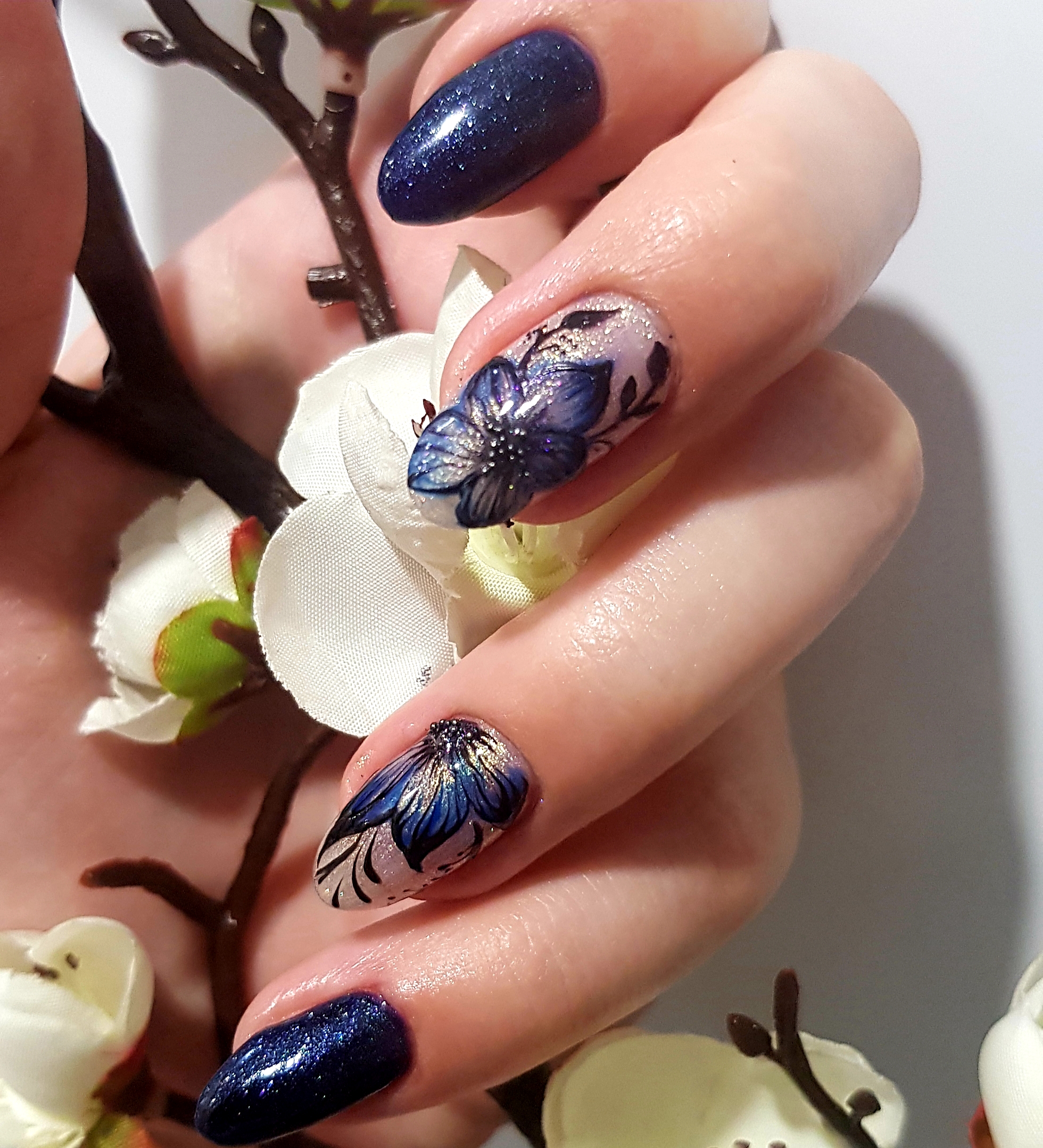 Голубые ногти с сухоцветами