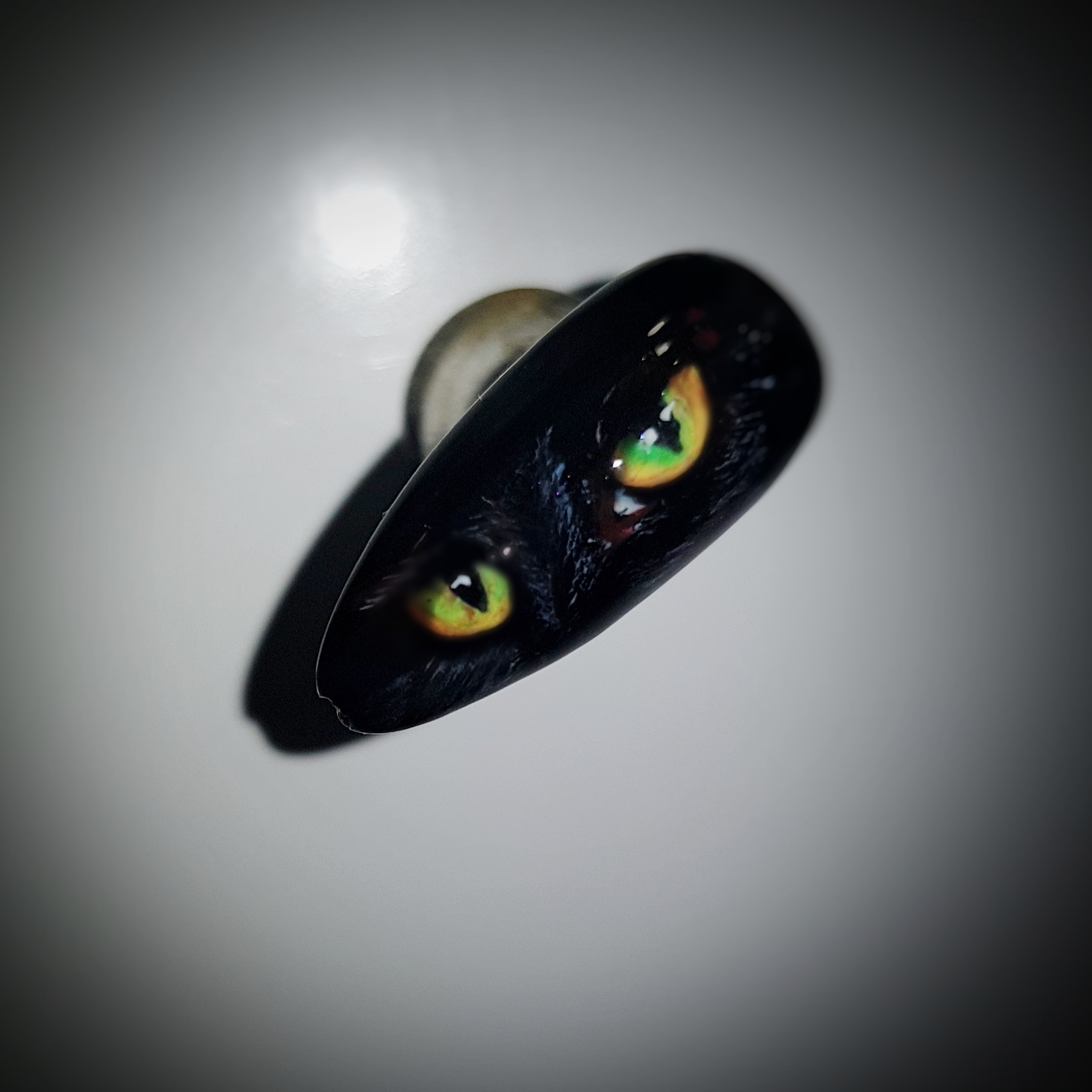 Маникюр с рисунком кошачьи глаза.