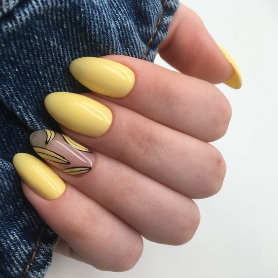 Маникюр с бананом в желтом цвете на длинные ногти.