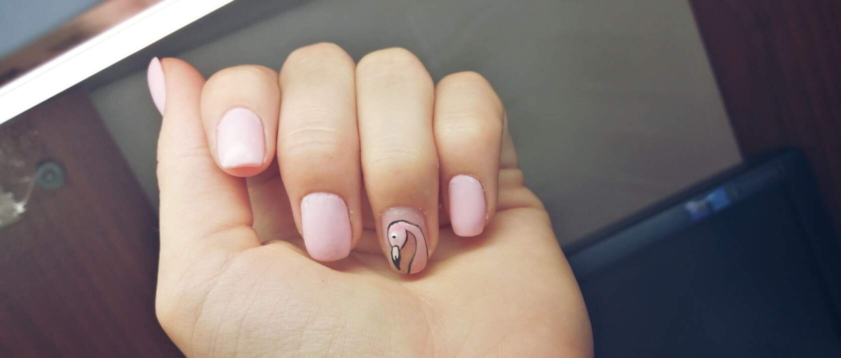 Маникюр с фламинго в розовом цвете на короткие ногти.