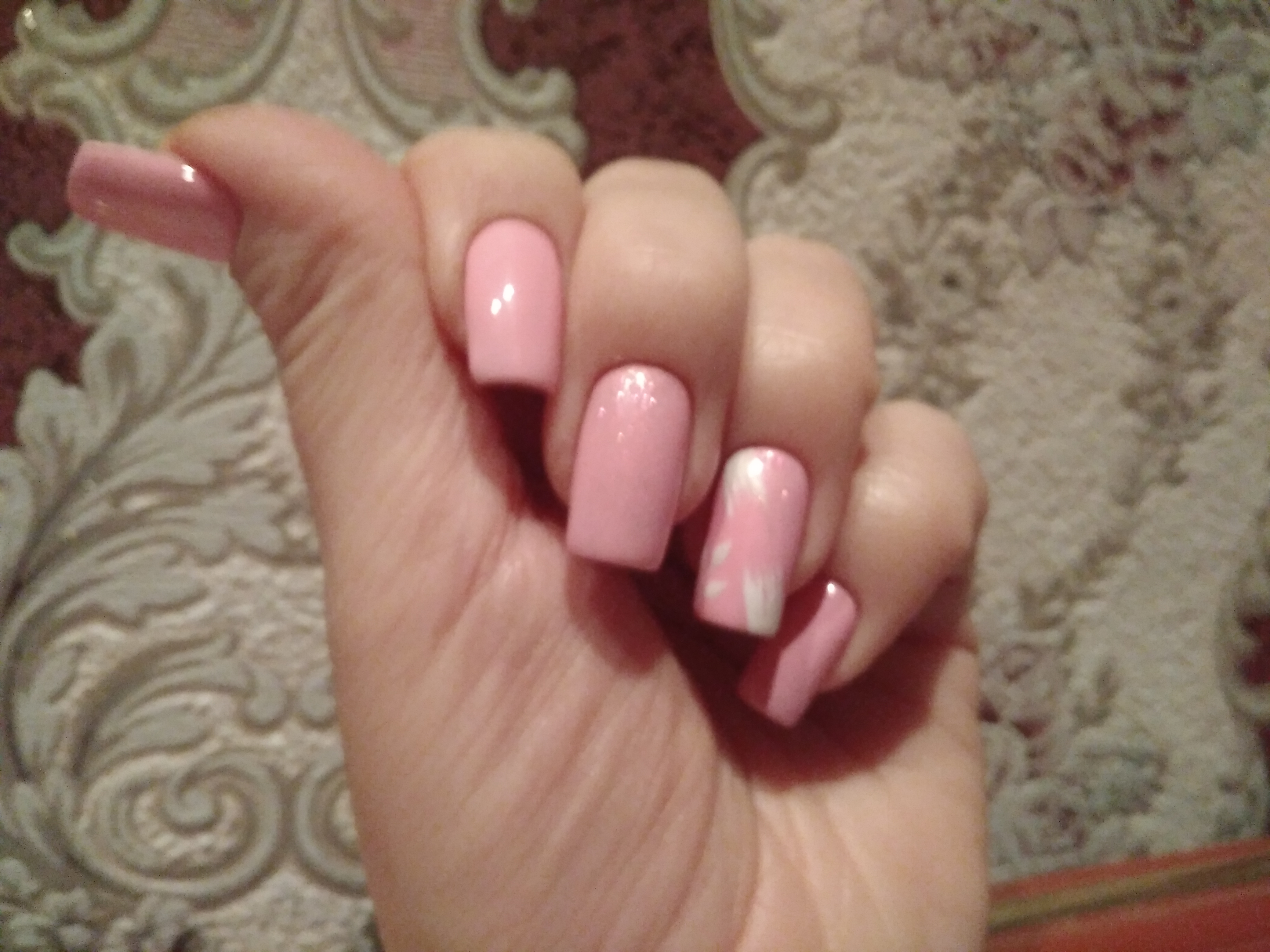 Маникюр в розовом цвете на длинные ногти.