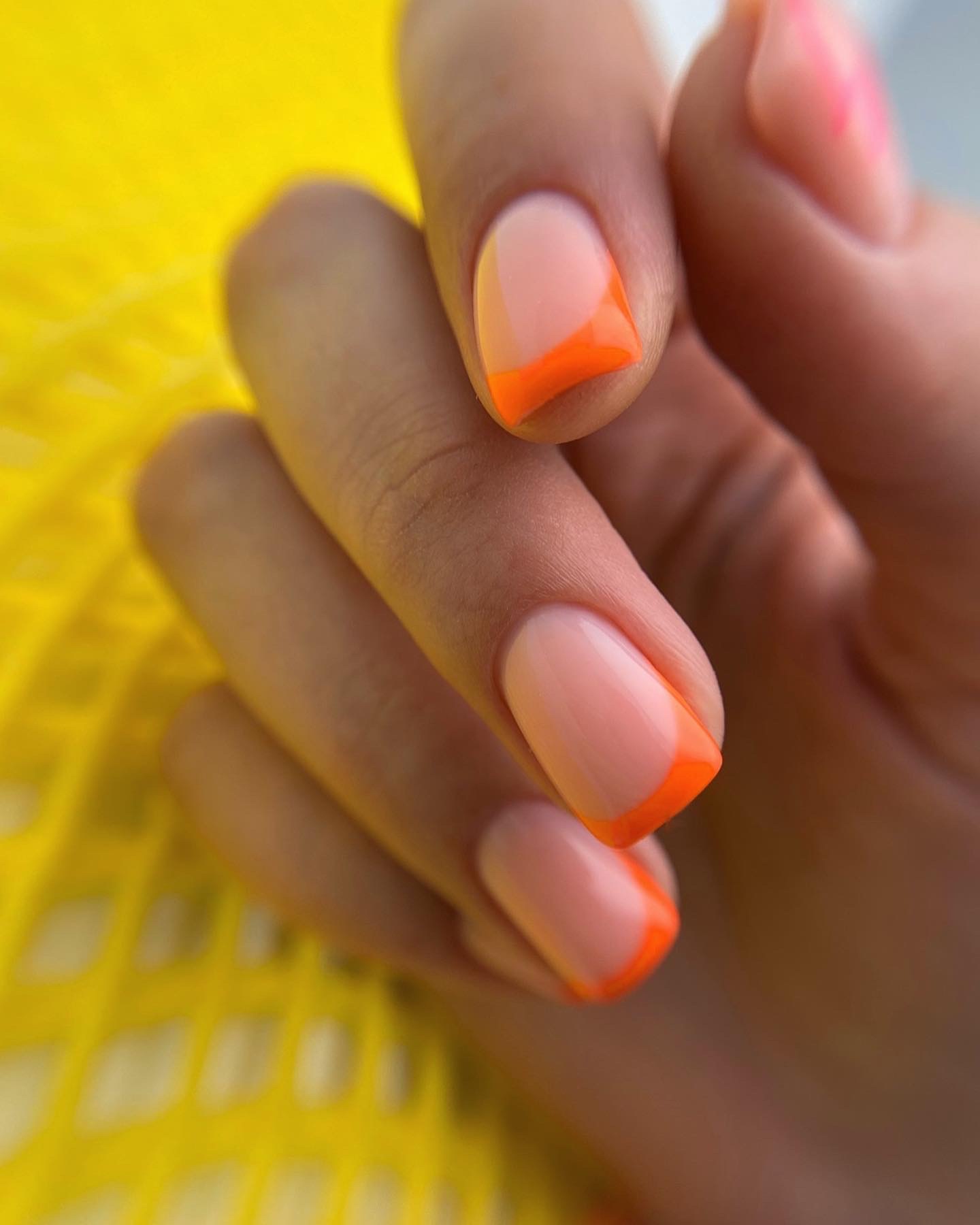 Френч в оранжевом цвете на короткие ногти.