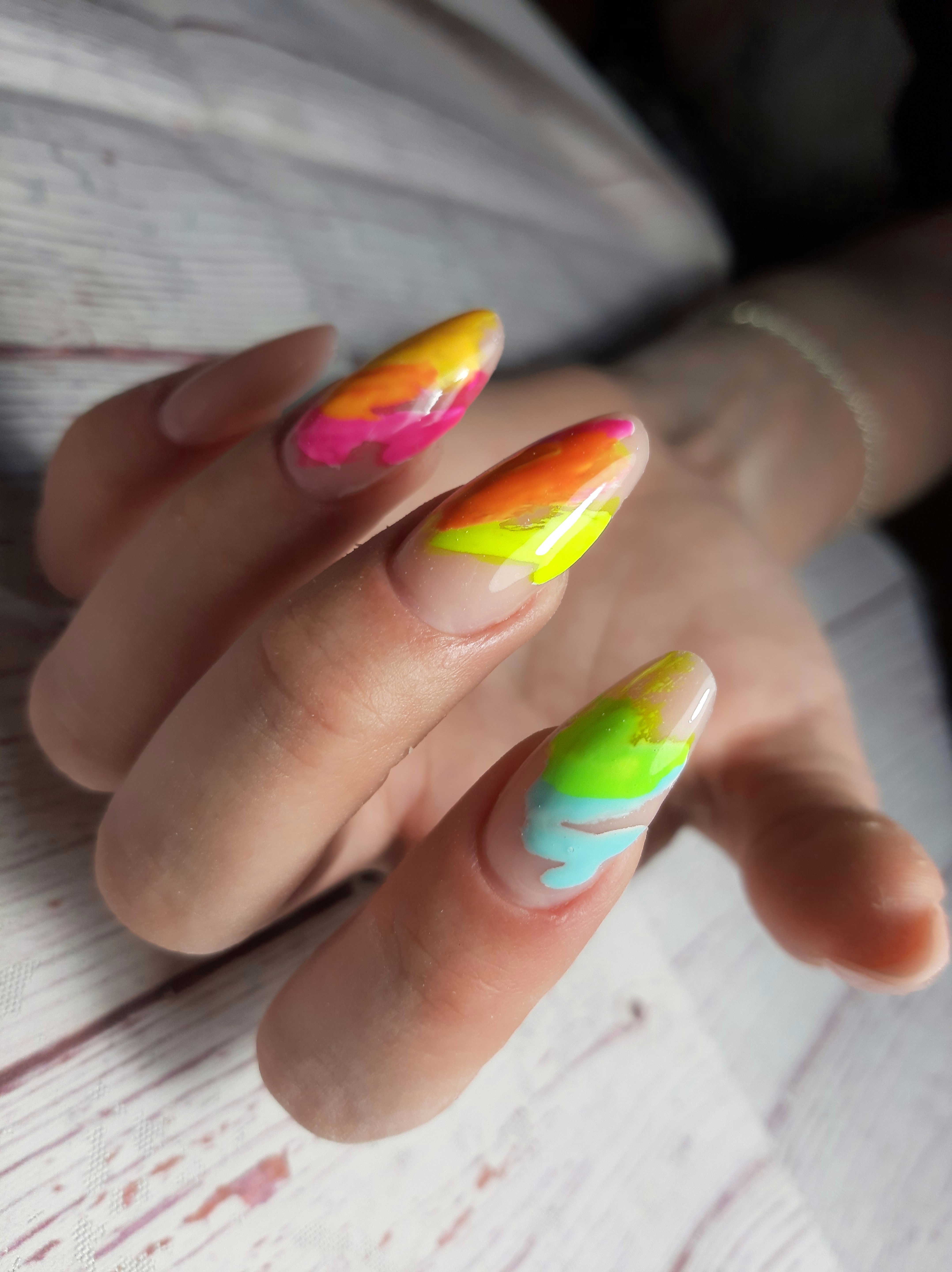 Маникюр с цветным рисунком на длинные ногти.