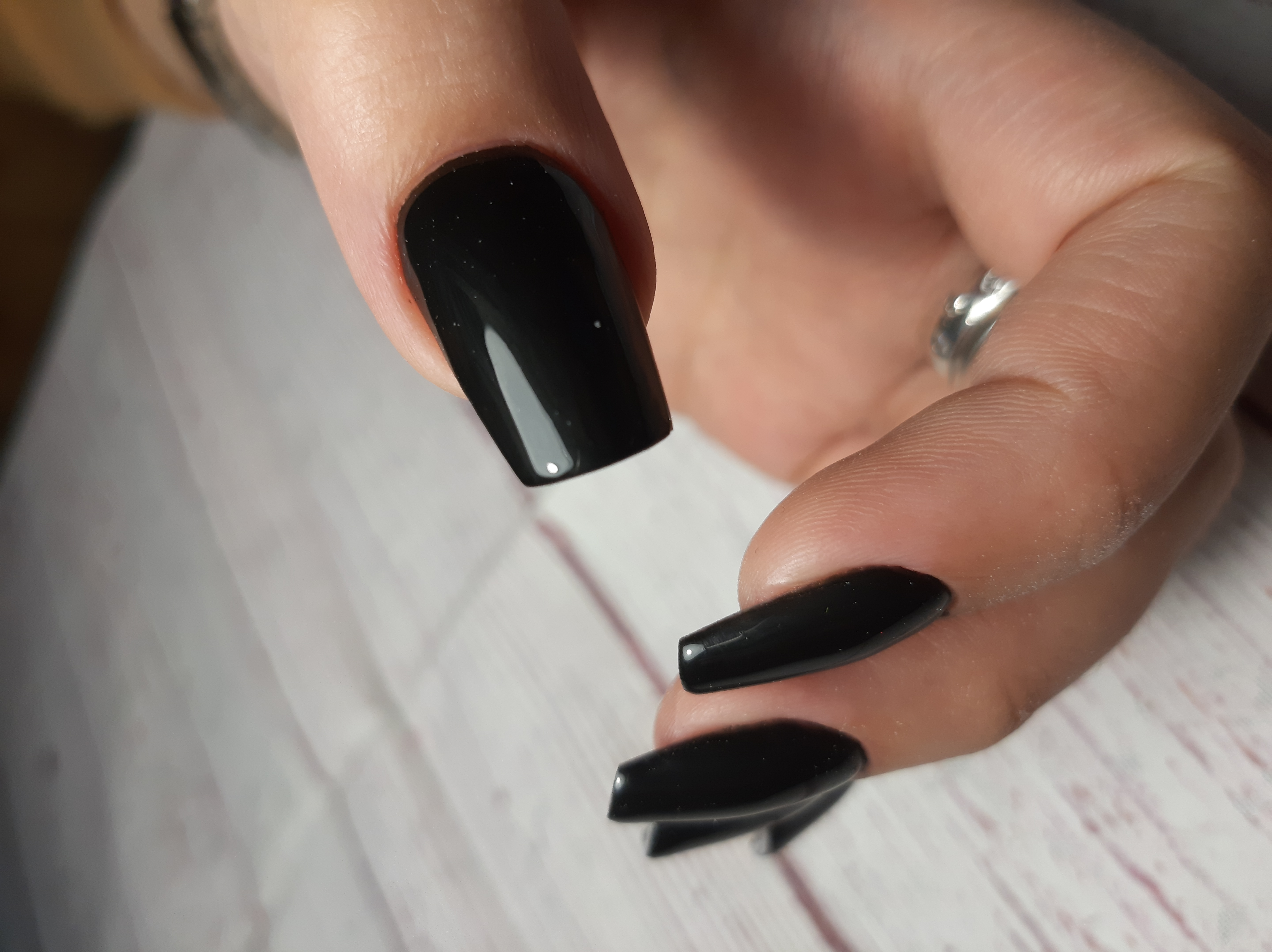 Маникюр в черном цвете на длинные ногти.