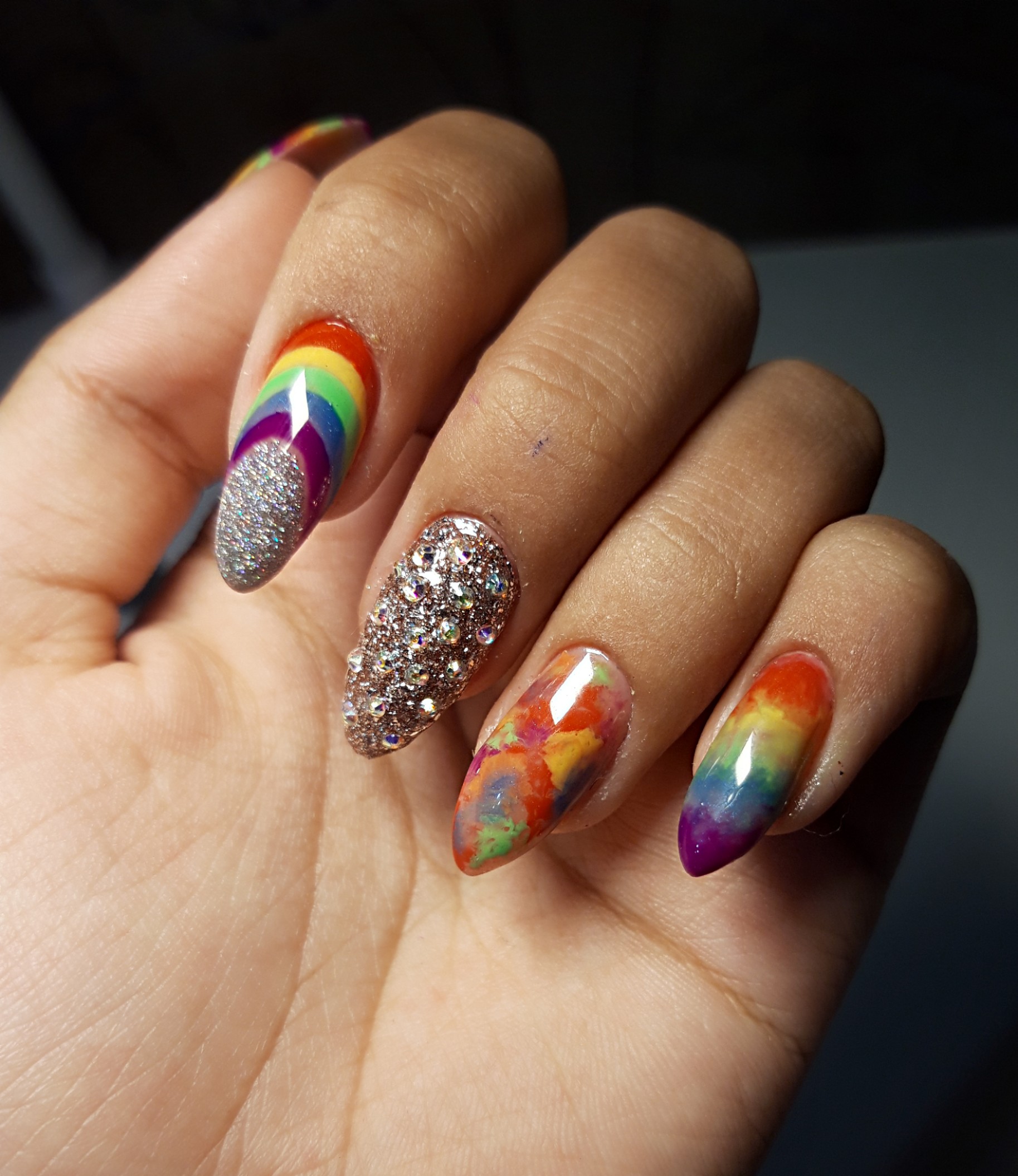 Разноцветные ногти с блестками