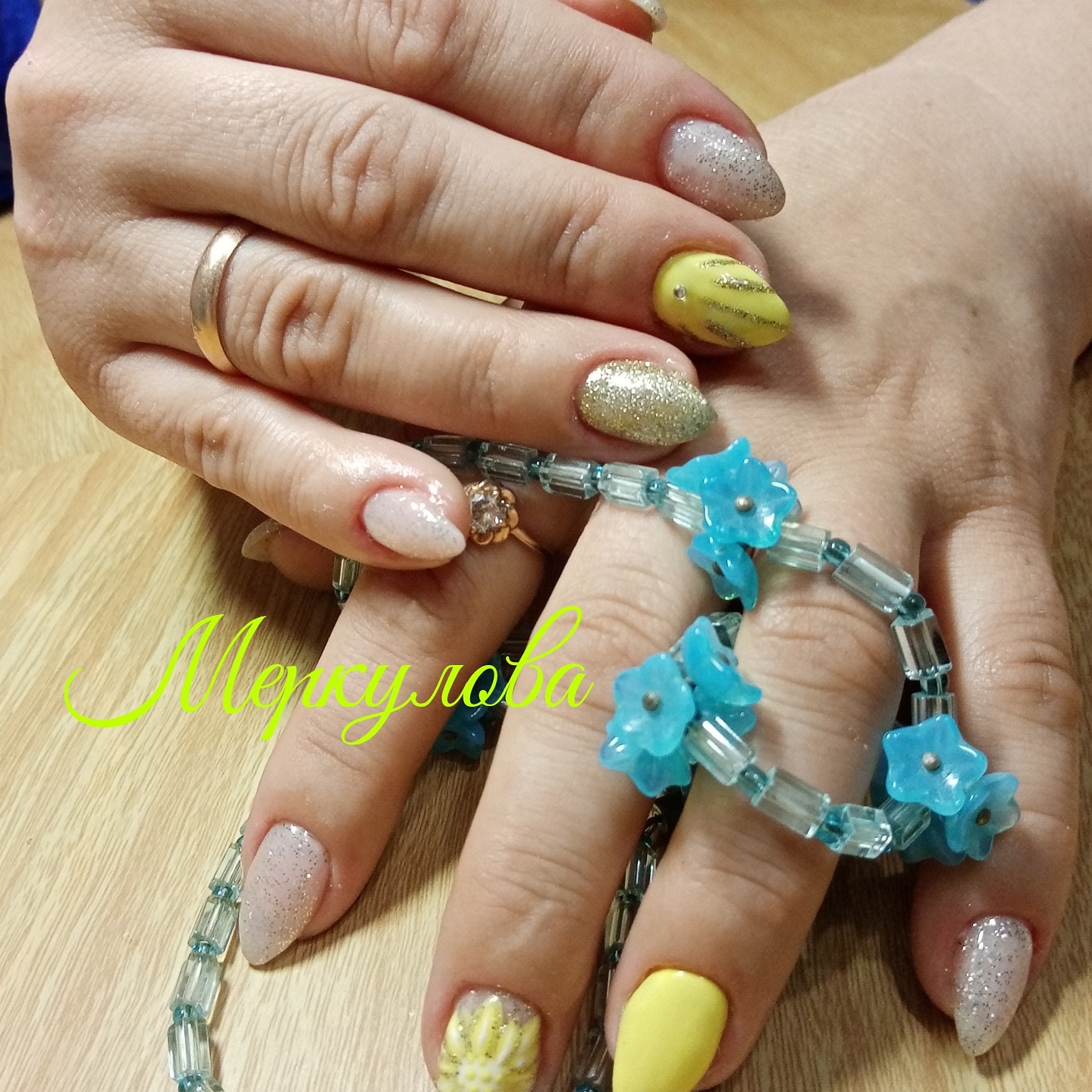 Маникюр с золотыми блестками в желтом цвете на короткие ногти.