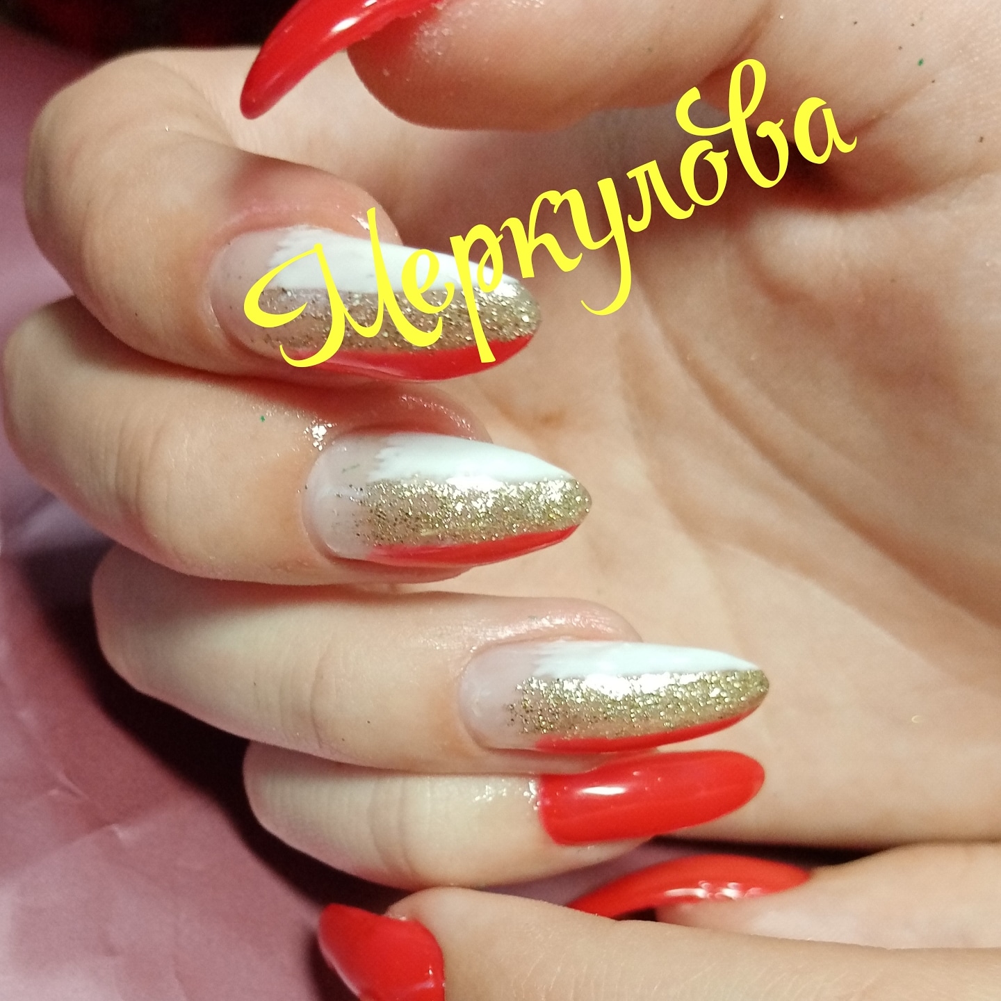 Маникюр с золотыми блестками в красном цвете на длинные ногти.