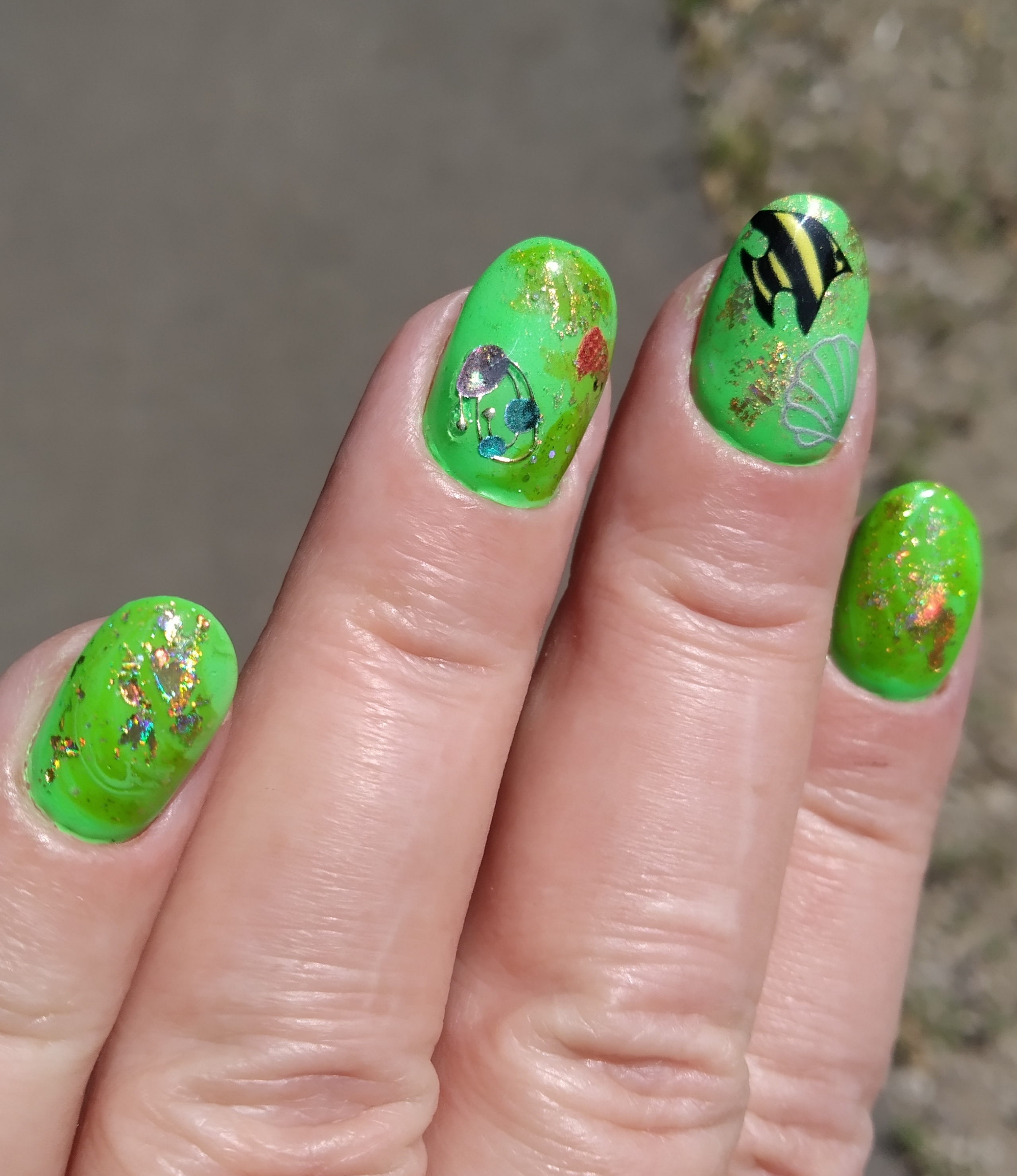 Маникюр с рыбками и цветной фольгой в кислотном цвете на короткие ногти.