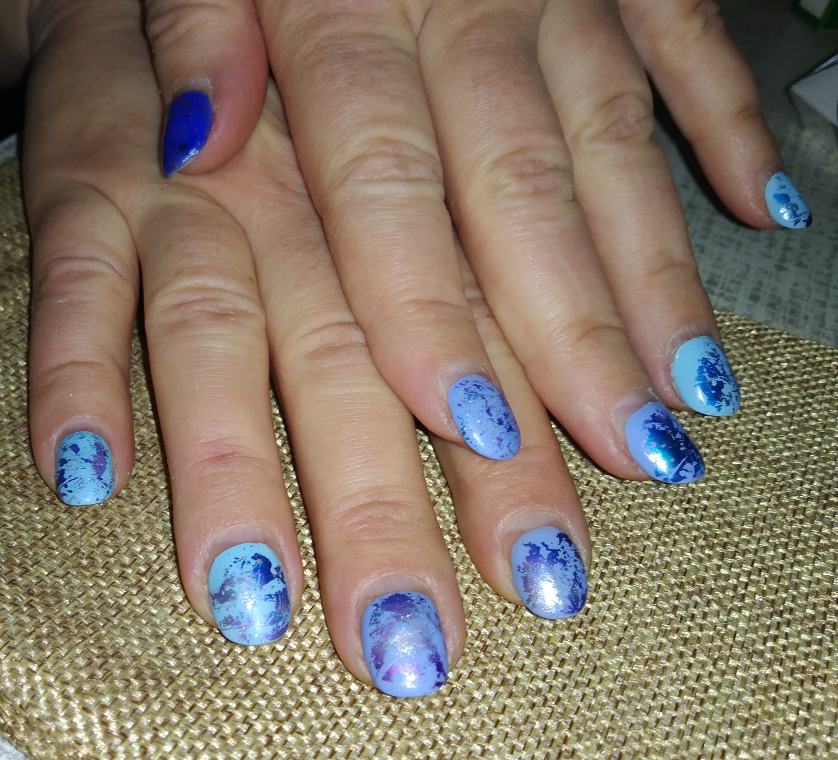 Маникюр с цветной фольгой в голубом цвете на короткие ногти.