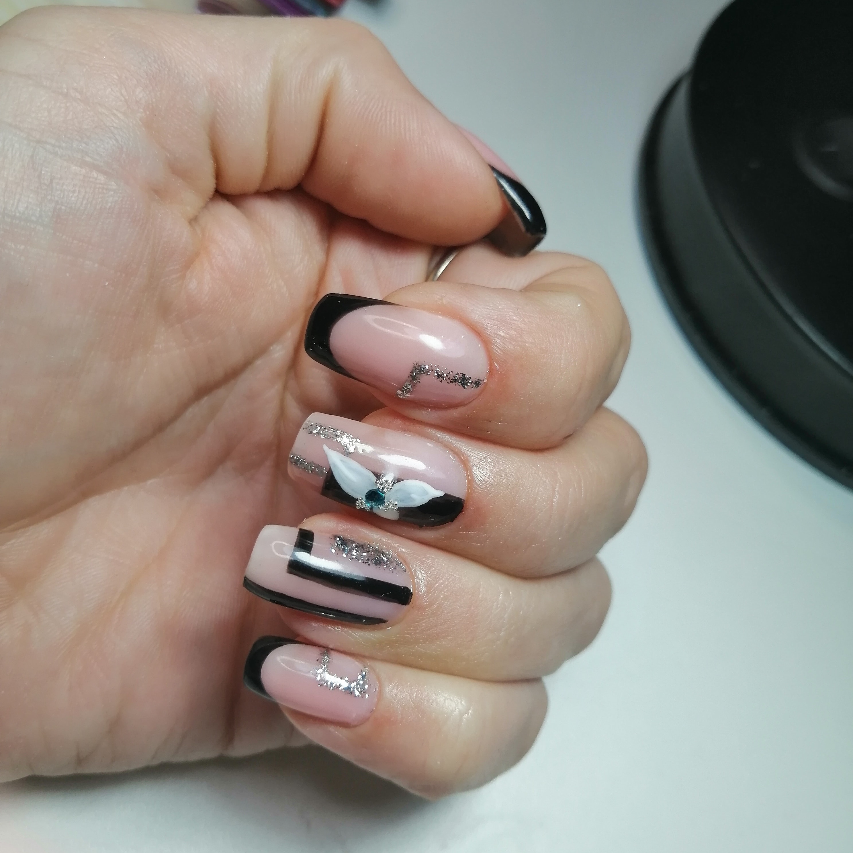 Геометрический френч с цветочным рисунком и блестками в черном цвете на длинные ногти.