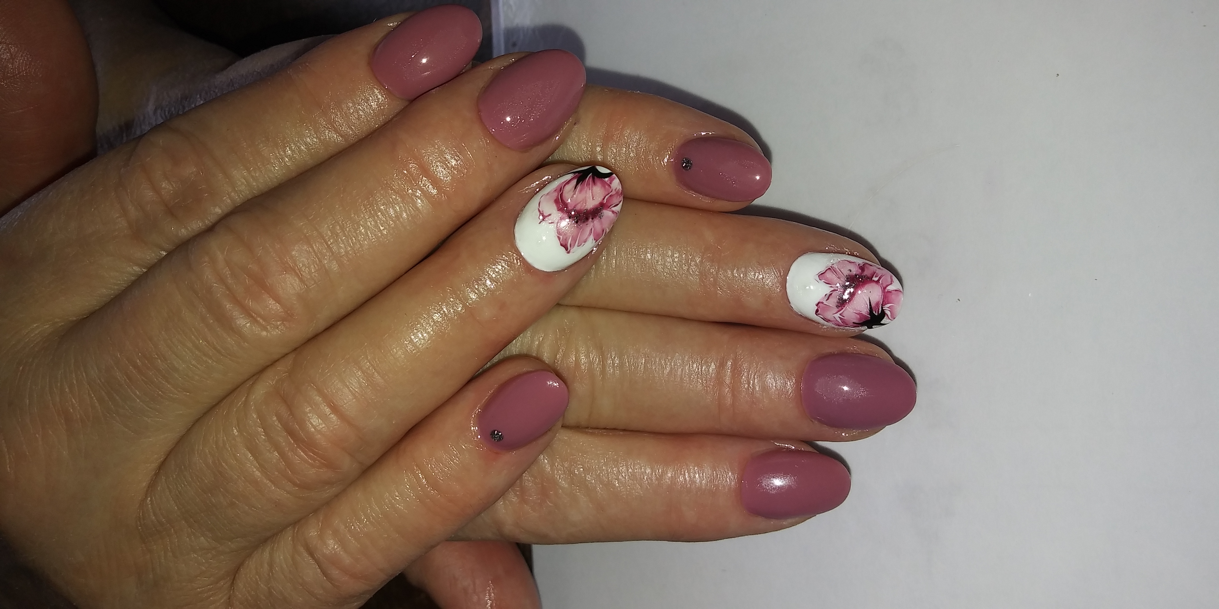 Маникюр с цветочным рисунком в лиловом цвете на короткие ногти.