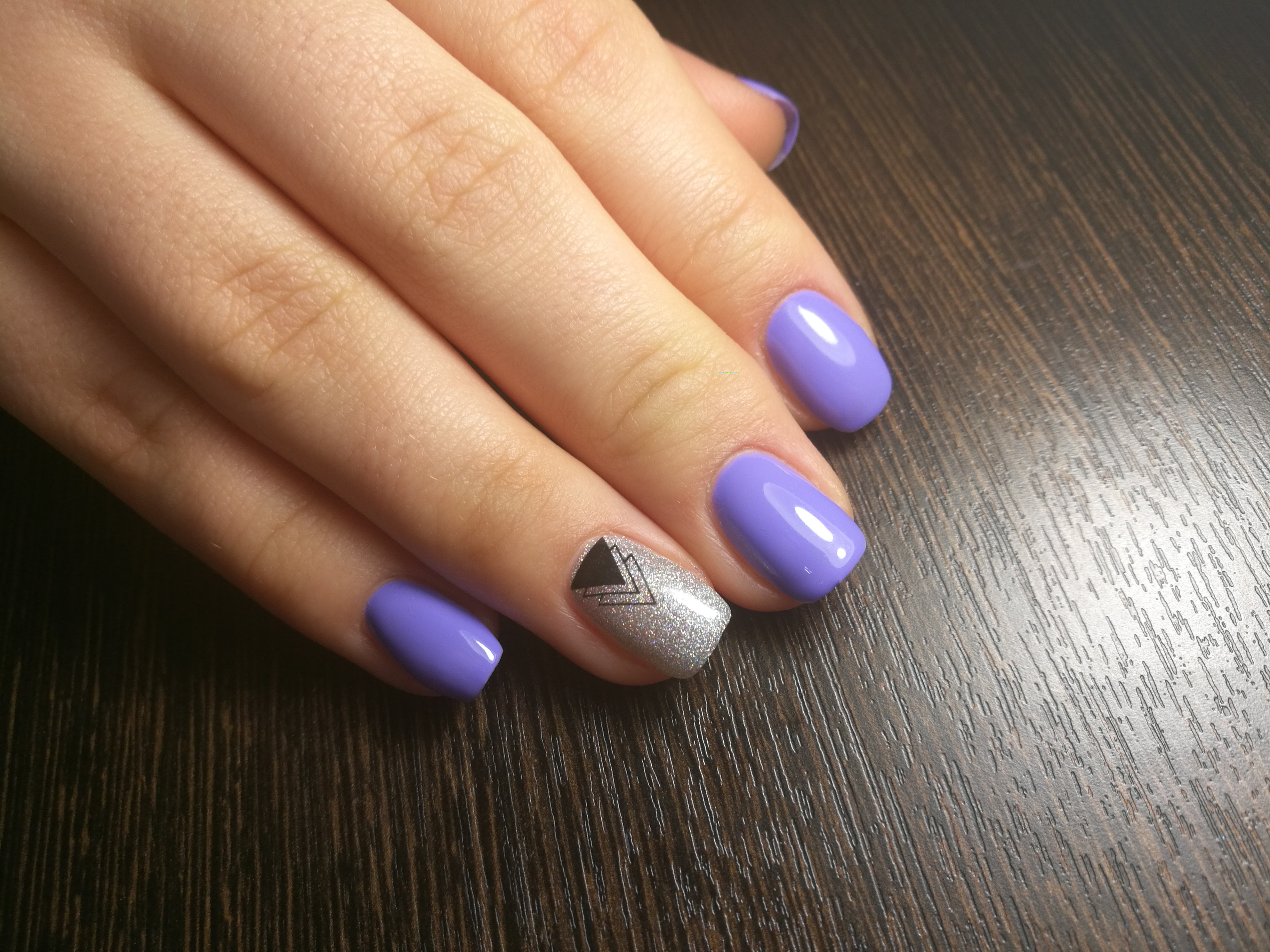 Маникюр с геометрическим слайдером и серебряными блестками в фиолетовом цвете.