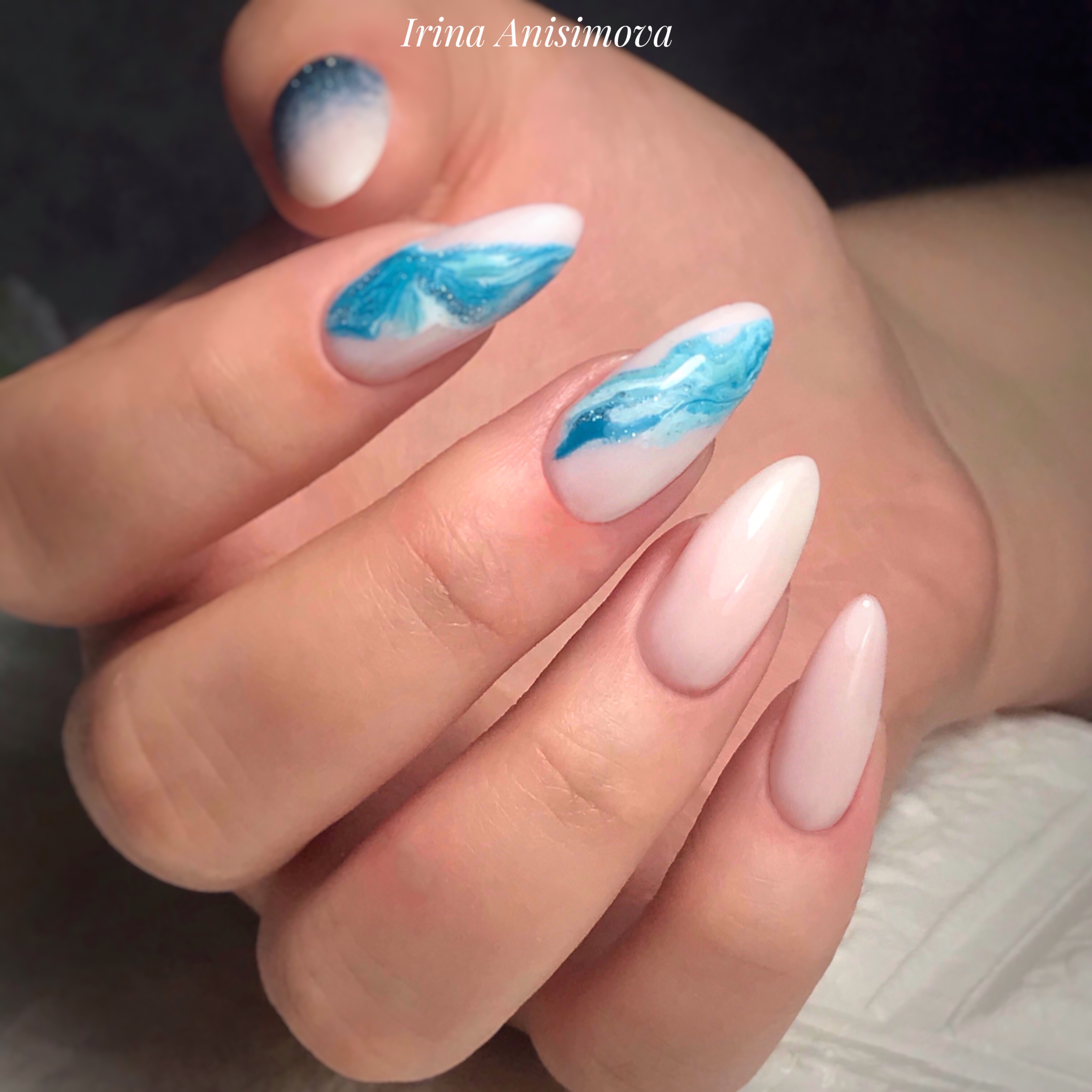 Маникюр с морским дизайном в молочном цвете на длинные ногти.